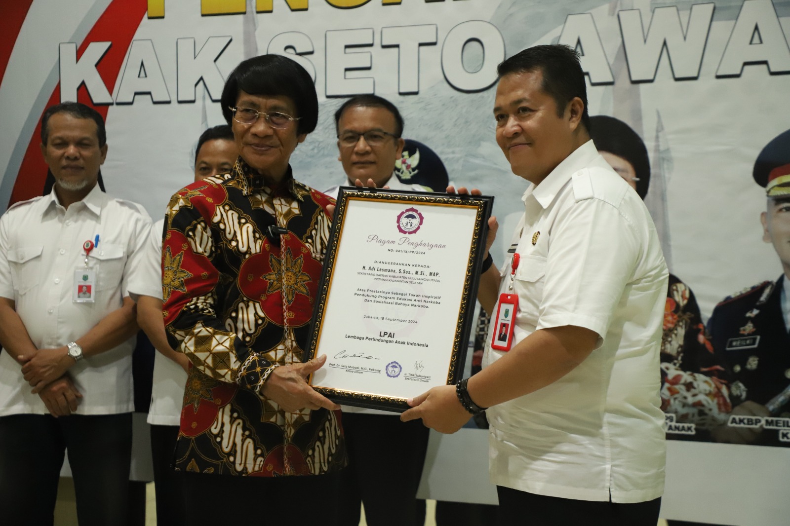 MENERIMA: Sekda HSU Adi Lesmana, saat dianugerahi sebagai tokoh masyarakat inspiratif di penganugerahan Kak Seto Award tahun 2024 di Aula Jananuraga. (Foto: Pemkab HSU/Radar Banjarmasin)