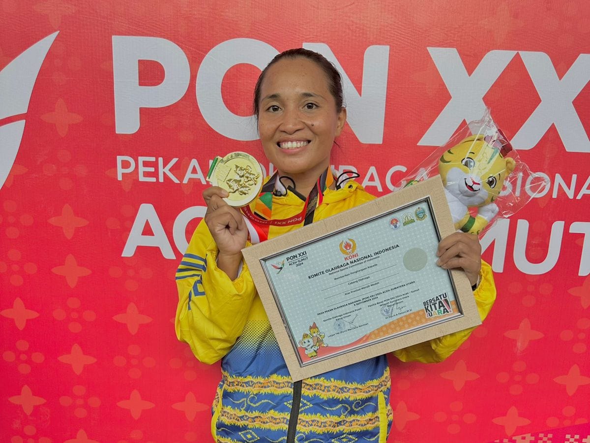 MEDALI: Petinju putri Kalsel, Beatrichx Sugoro kembali mempersembahkan medali emas di PON XXI Aceh - Sumut. (Foto: M Idris Jian Sidik)