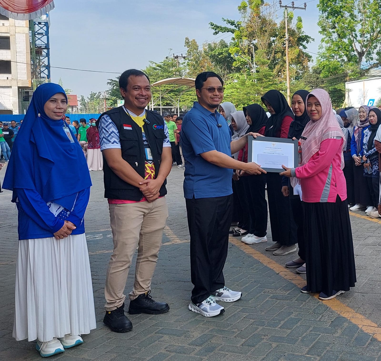 APRESIASI: Bupati HST, H Aulia Oktafiandi menyerahkan penghargaan kepada pegawai RSUD H Damanhuri Barabai yang berprestasi. (Foto: Jamaluddin/Radar Banjarmasin)