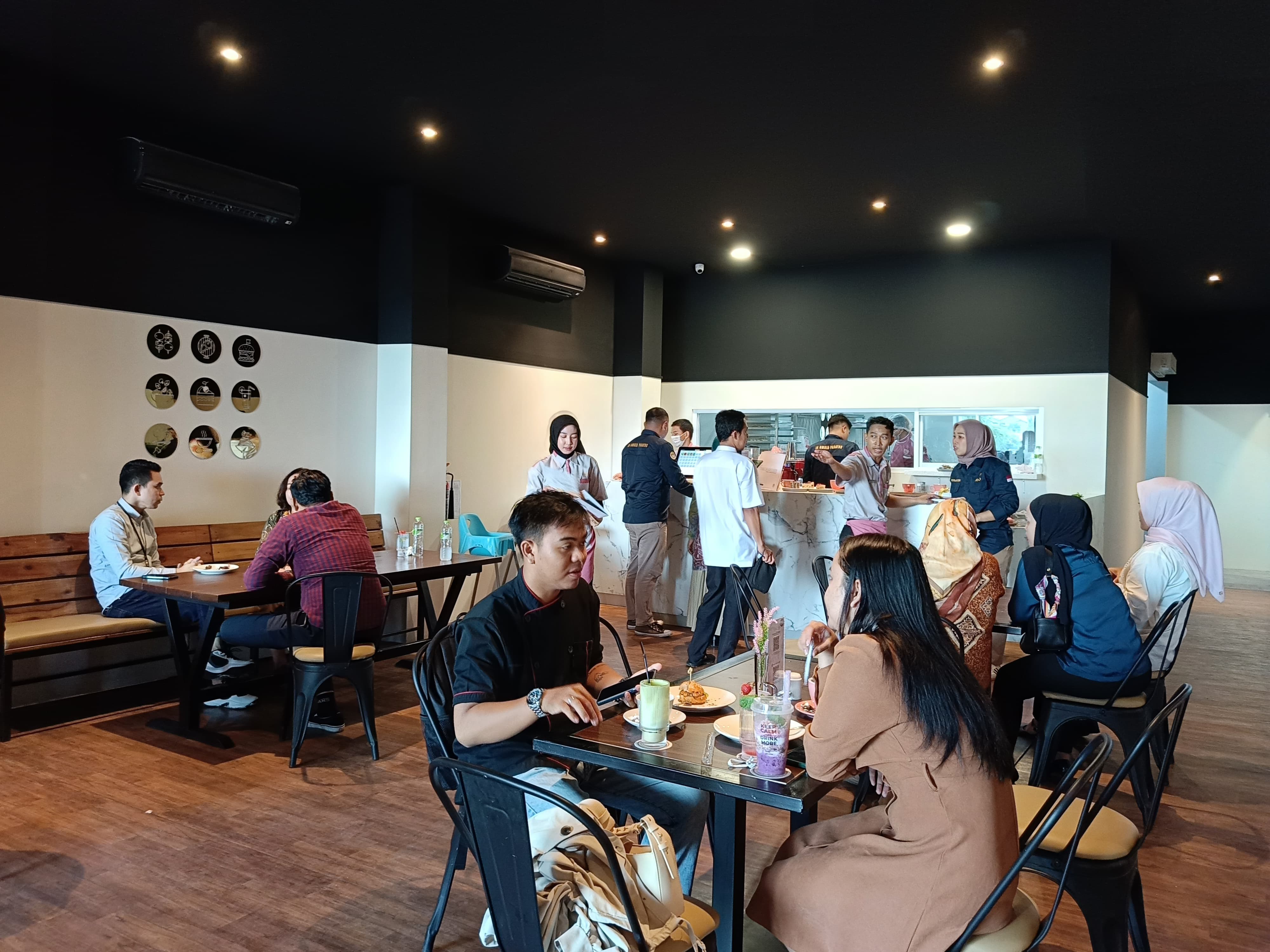 SUASANA: Grand Opening The Harvest ke-98 di Banjarbaru yang dipadati Cake Lovers. (Sheilla Farazela/Radar Banjarmasin)