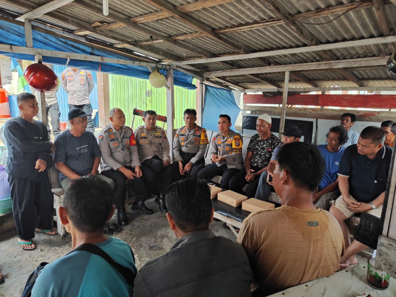 TIDAK AMAN:Warga mengeluh kepada Polisi banyak pemabuk yang lalu lalang di Pelabuhan Panjang, Kabupaten Kotabaru.(Foto:Humas Polres Kotabaru untuk Radar Banjarmasin)