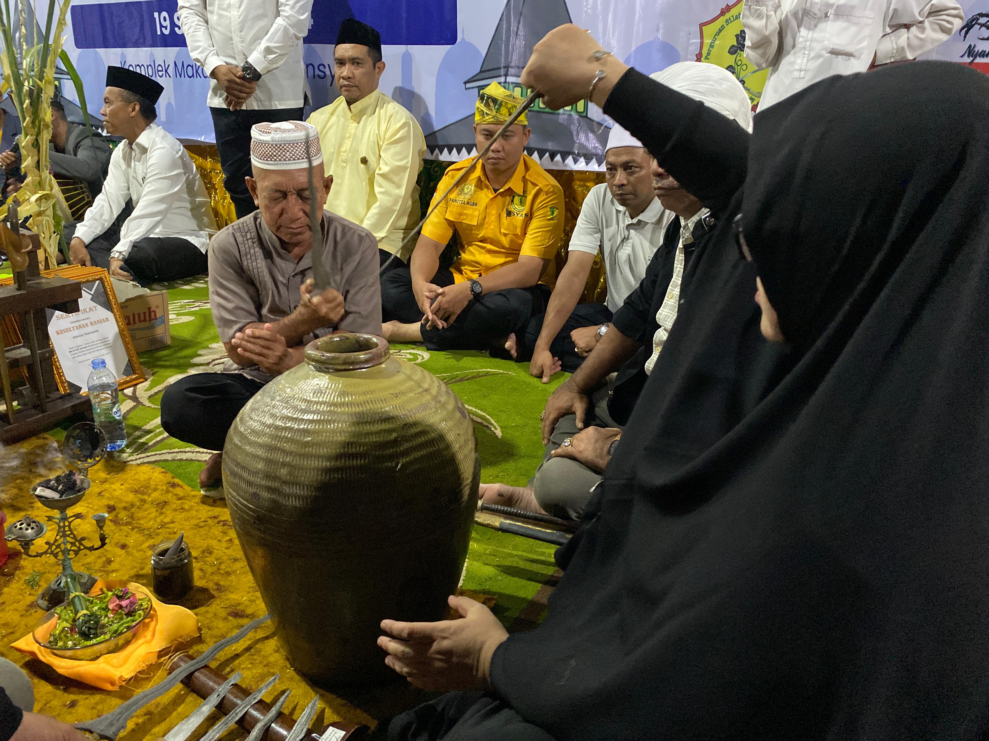 SAKRAL:Prosesi pembersihan pusaka di Makam Sultan Suriansyah di Banjarmasin, Kamis (19/9) malam.(Foto:Riyad DAfhi Rizki/Radar Banjarmasin)