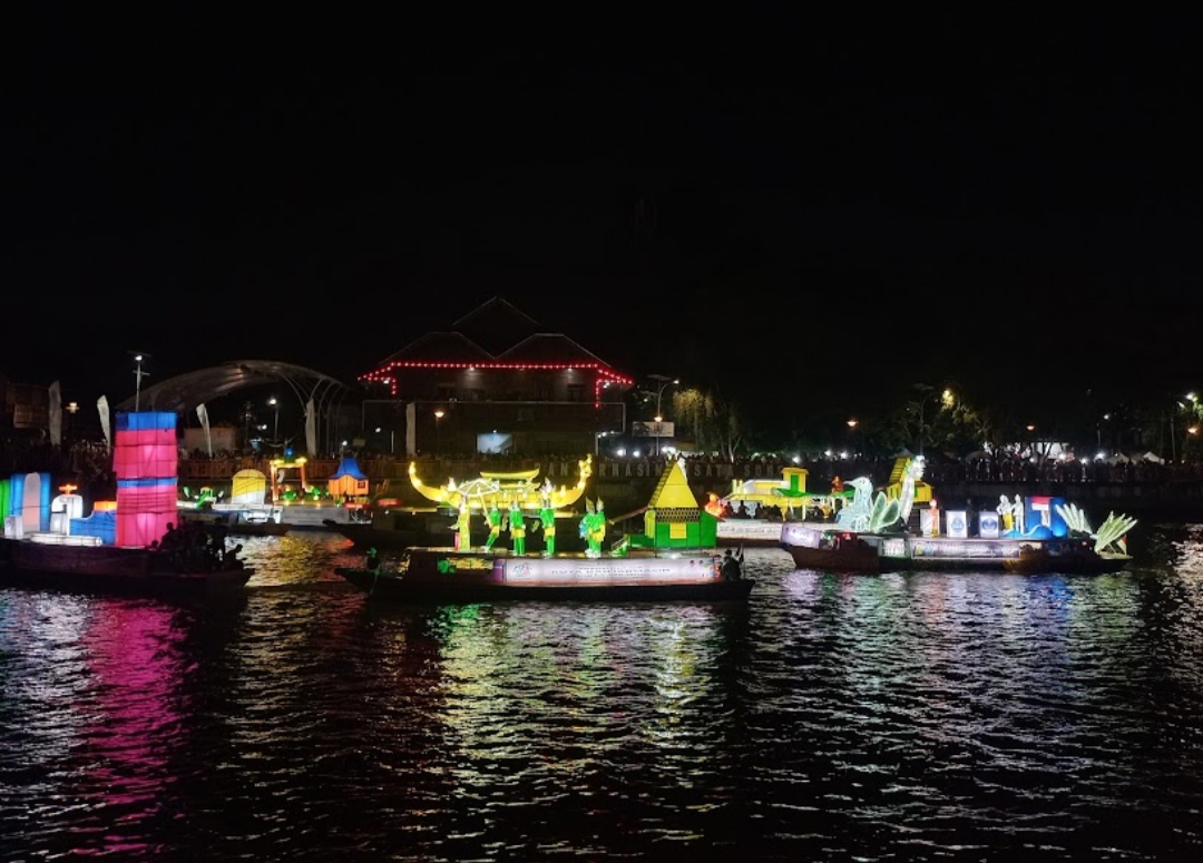 GEMERLAP: Perahu hias tanglong hilir mudik di Sungai Martapura, Rabu (18/9) malam. | Foto: RIYAD DAFHI RIZKI/RADAR BANJARMASIN