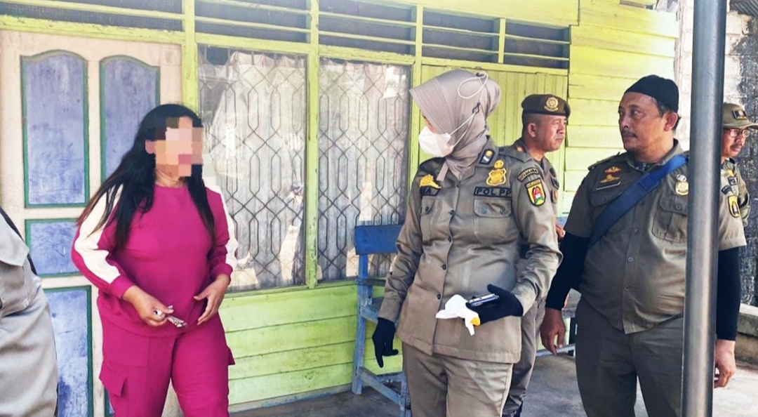 DIAMANKAN: Satpol PP Banjarbaru saat mengamankan PSK di eks Lokalisasi Pembatuan, Rabu (18/9). (Foto: Satpol PP Banjarbaru)