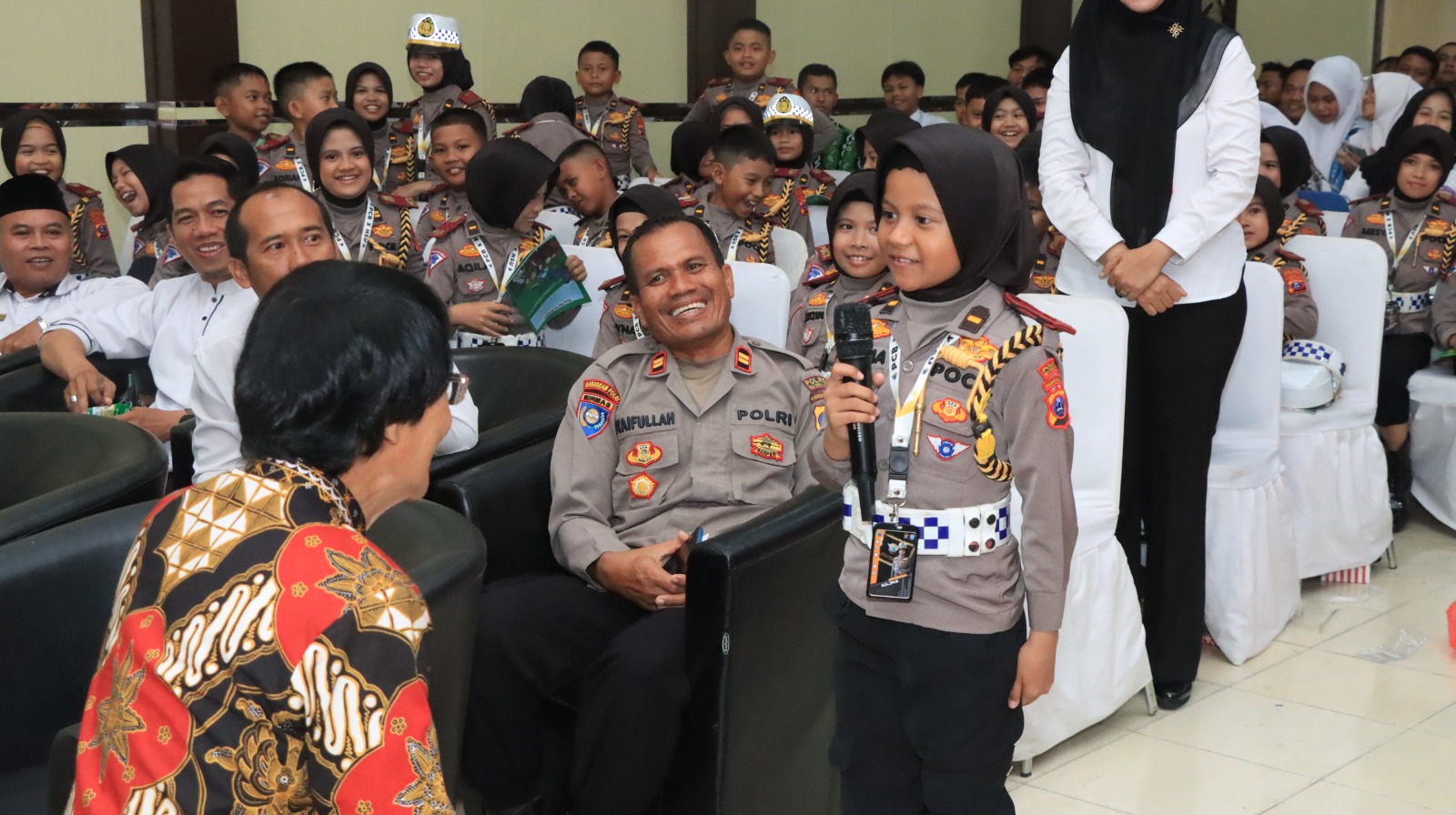 TEBAKAN: Pocil Polres HSU memberikan tebak tebakan ke Kak Seto Mulyadi di Aula Januraga Polres HSU, Jumat (20/9/2024).