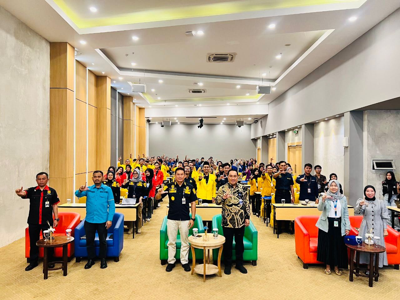 EDUKASI : Kepala Kantor UPP Kintap H Faisal Fattah (tengah kanan) foto bersama dengan tamu undangan dan peserta Sosialisasi Keselamatan Pelayaran