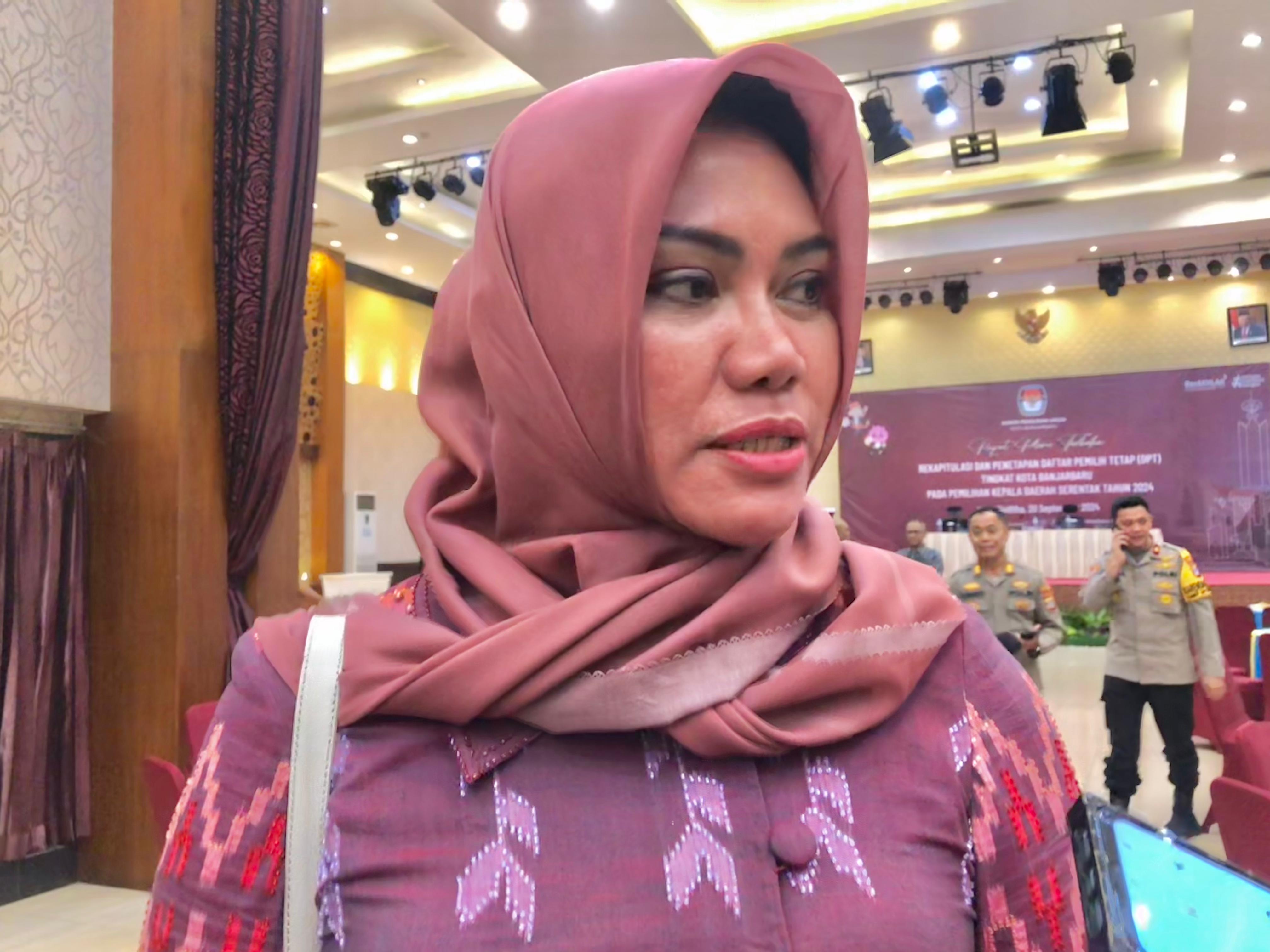 BERI KETERANGAN: Ketua KPU Provinsi Kalsel, Andi Tenri Sompa beri keterangan soal PAW Rozy Maulana. (SHEILLA FARAZELA/RADAR BANJARMASIN)