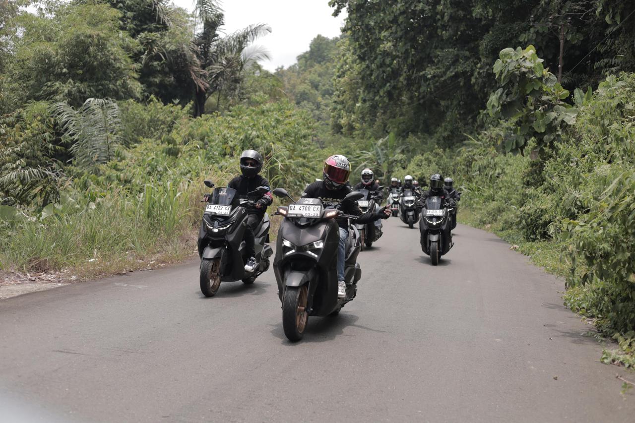 TOURING:Peserta Tour Boemi Nusantara 2024 menjajal rute Loksado mengendarai Yamaha NMAX Turbo.(foto:PT STSJ)