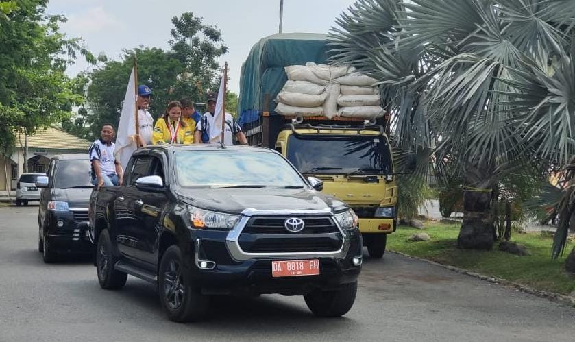 HARU: Atlet Halida Ulfa peraih medali emas pada cabor atletik dijemput dan diarak pengurus KONI dan PASI Kabupaten HSU, keliling Kota Amuntai. (Foto: M.Akbar/Radar Banjarmasin)