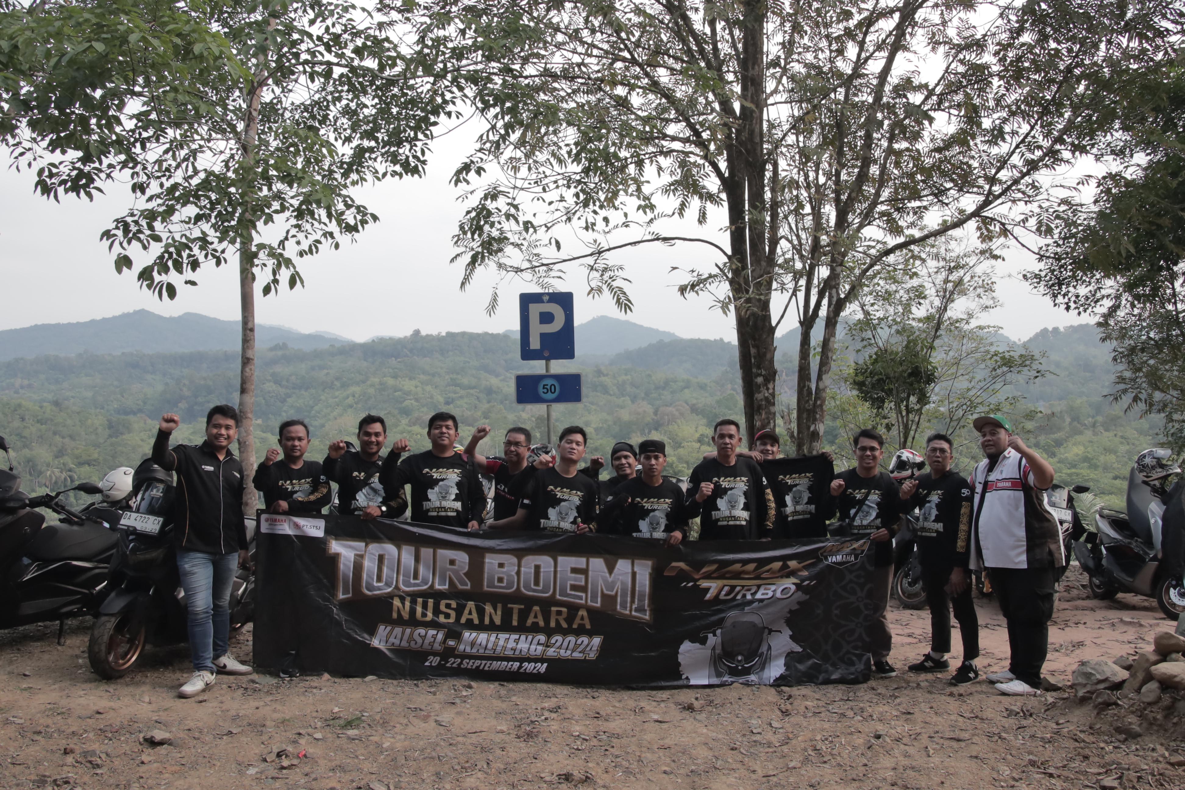 DI LOKSADO:Para peserta Tour Boemi Nusantara 2024 bersama Yamaha NMAX Turbo berfoto bersama.(Foto:PT STSJ untuk Radar Banjarmasin)