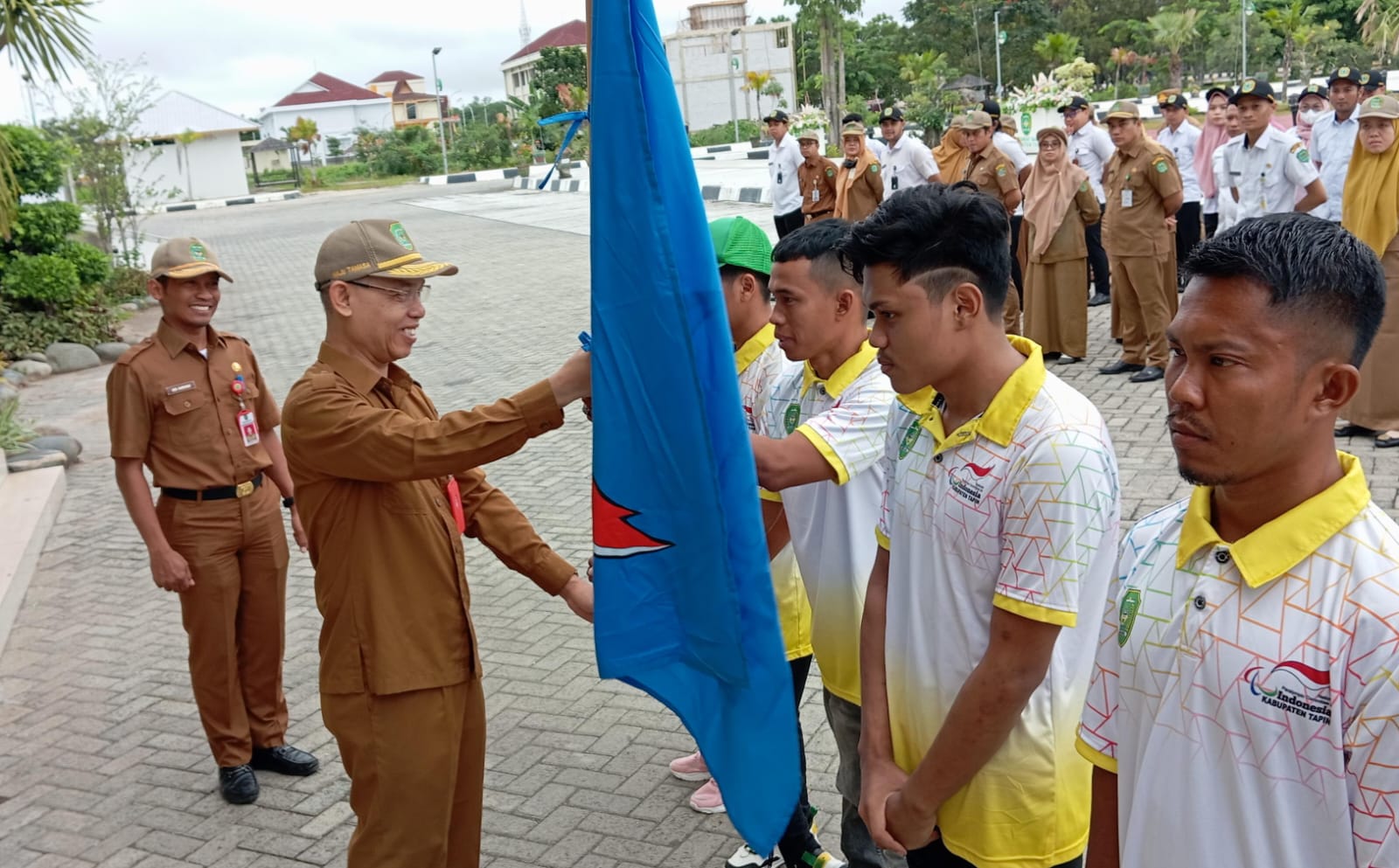 LEPAS:Sekda Kabupaten Tapin, Sufiansyah menyerahkan bendera Kabupaten Tapin kepada para atlet difabel yang akan berlaga di Peparnas 2024 Jawa Tengah.(Foto:Rasidi Fadli/Radar Banjarmasin)