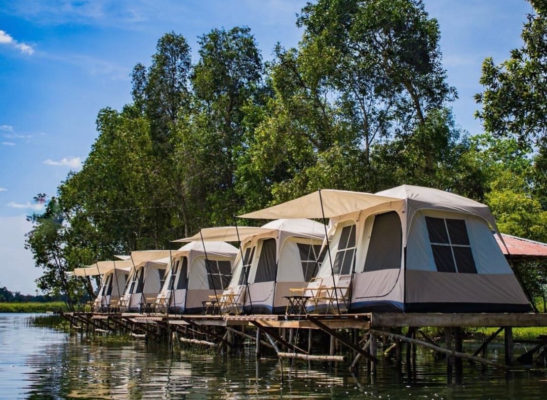 FASILITAS: Glamping di Danau Seran yang mulai ramai dikunjungi wisatawan.