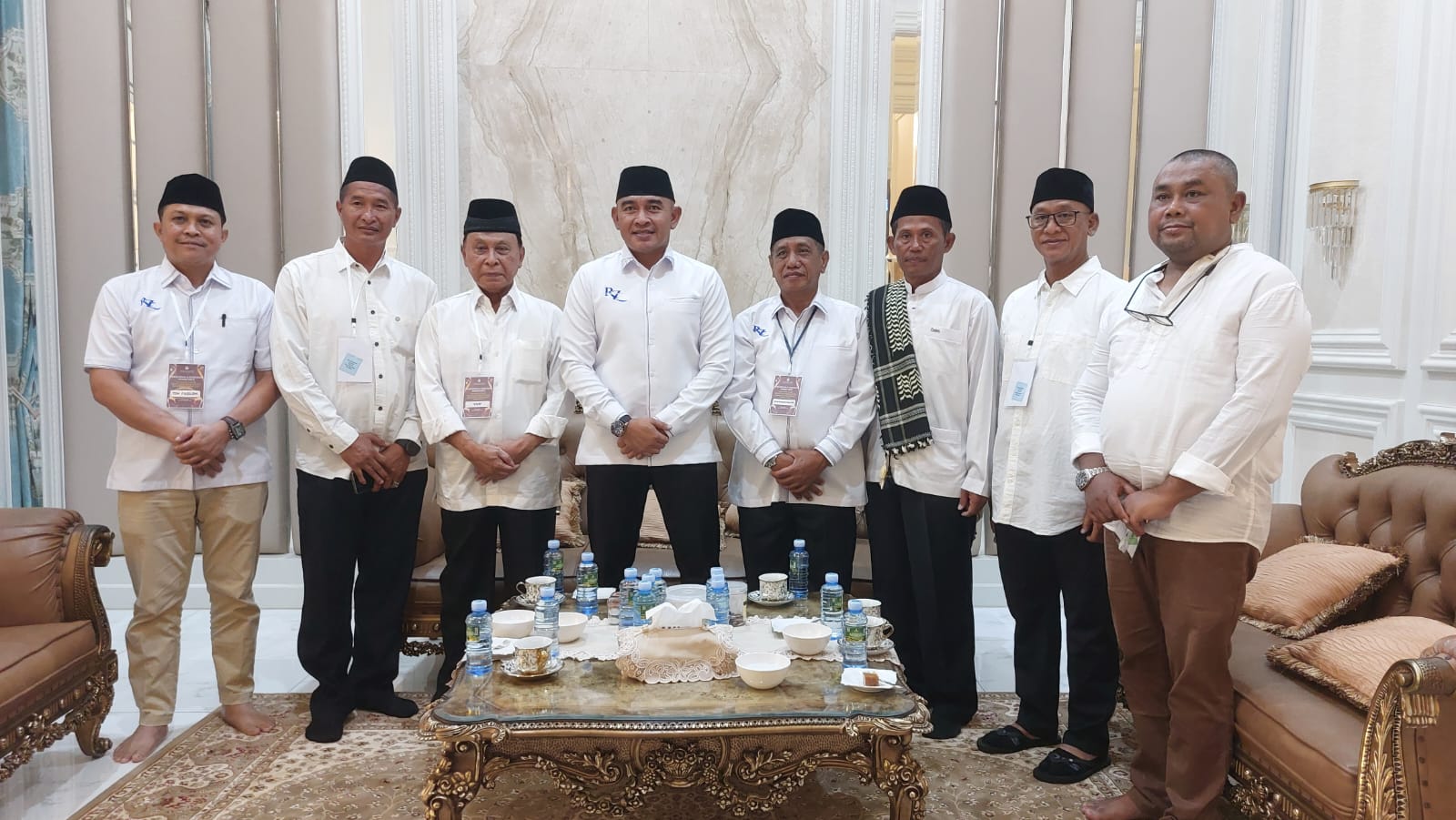 ANGIN SEGAR : Paslon Bupati dan Wakil Bupati Tala H Rahmat Trianto dan H Muhammad Zazuli foto bersama dengan Mantan Bupati Tala Dance Arsya dan HM Sukamta sebelum berangkat ke KPU Tala