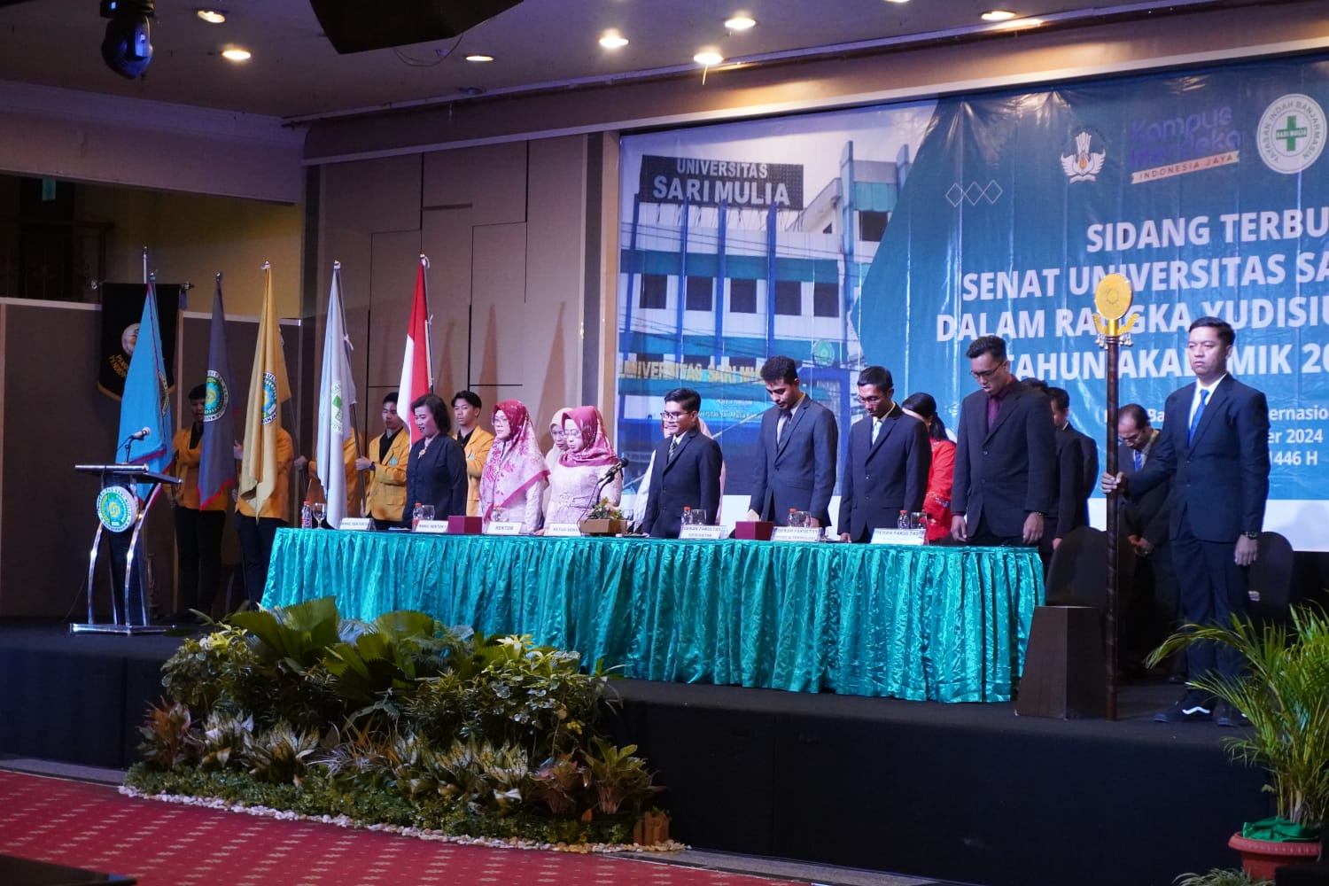 HADIR: Rektor beserta para wakil, ketua dan anggota senat Universitas Sari Mulia (UNISM) Banjarmasin saat menghadiri Yudisium di Hotel Banjarmasin Internasional, Rabu (18/9).