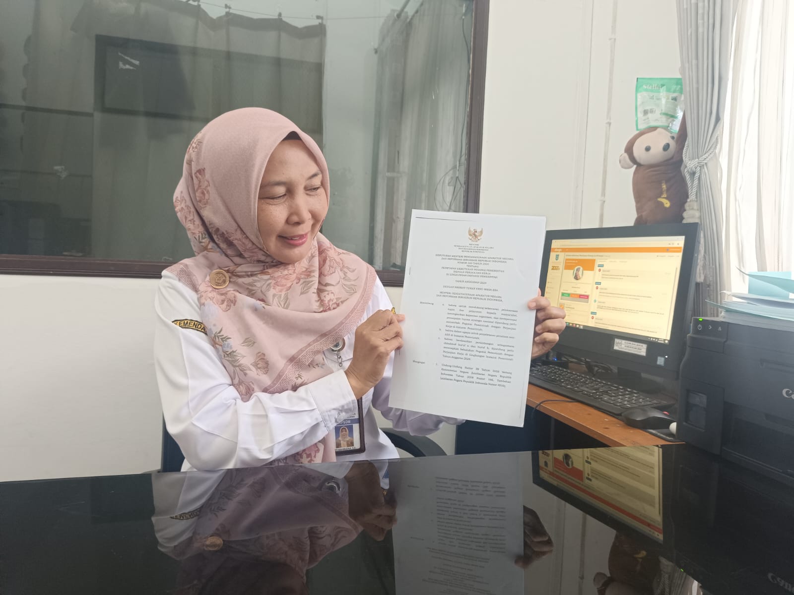 DARI KEMENPAN RB:Kabid Administrasi, Data, dan Informasi Kepegawaian ASN BKPSDM Kabupaten HSS, Siti Mahmudah menunjukkan SK kouta penerimaan PPPK tahun 2024.(Foto:Salahudin/Radar Banjarmasin)