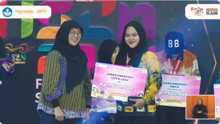 BANGGA: Fatimatu Zahra saat meraih juara di ajang Festival dan Lomba Seni Siswa Nasional Jenjang SMK tahun 2024 di Jakarta. (Foto: Istimewa/Radar Banjarmasin)