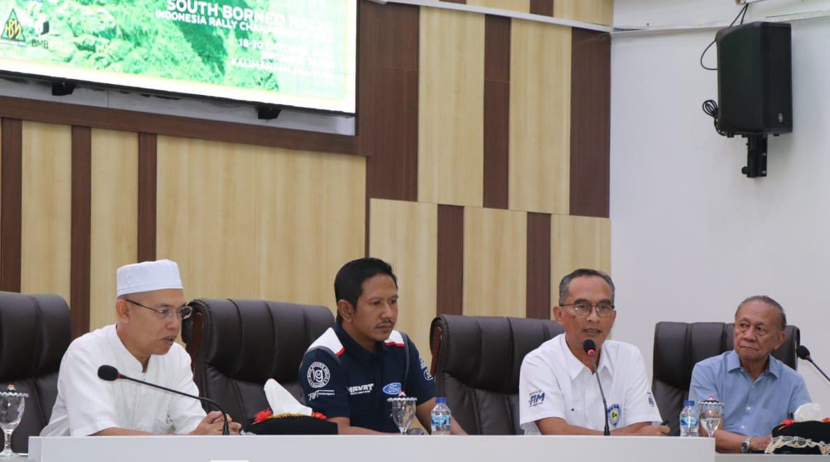 PERSIAPAN: Sekda Tapin Sufiansyah memimpin rapat membahas tentang progres persiapan South Borneo Rally 2024. (Foto Prokopim Setda Tapin untuk Radar Banjarmasin)