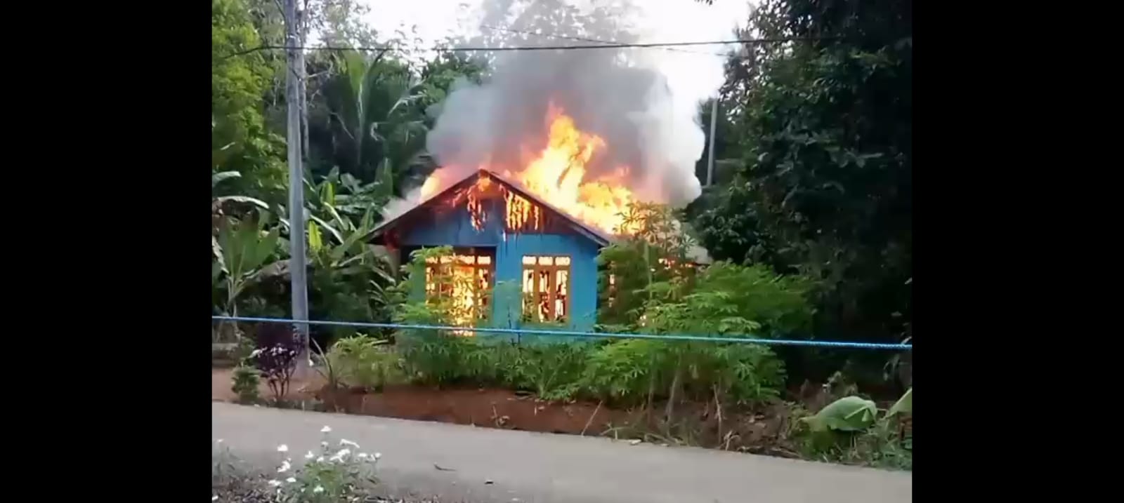 TERBAKAR : Rumah Alipansyah, warga Desa Garagata RT 6 Kecamatan Jaro Kabupaten Tabalong yang terbakar. (Foto : BPBD Tabalong untuk Radar Banjarmasin)