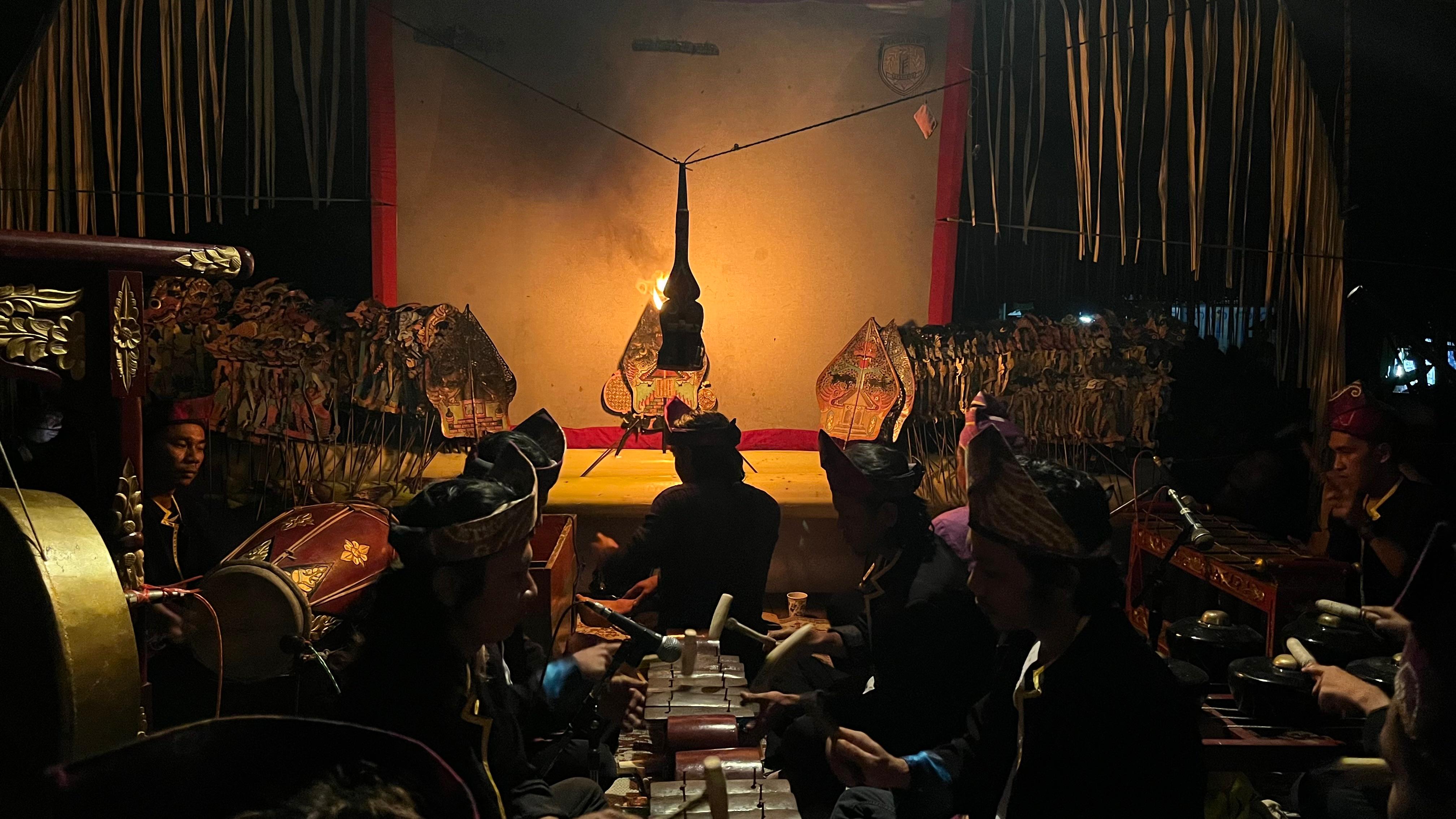TAMPIL: Pergelaran wayang kulit di Desa Tangkawang Kecamatan Bakarangan yang digagas oleh Sanggar Anak Pandawa.  (Foto Asnan Untuk Radar Banjarmasin)