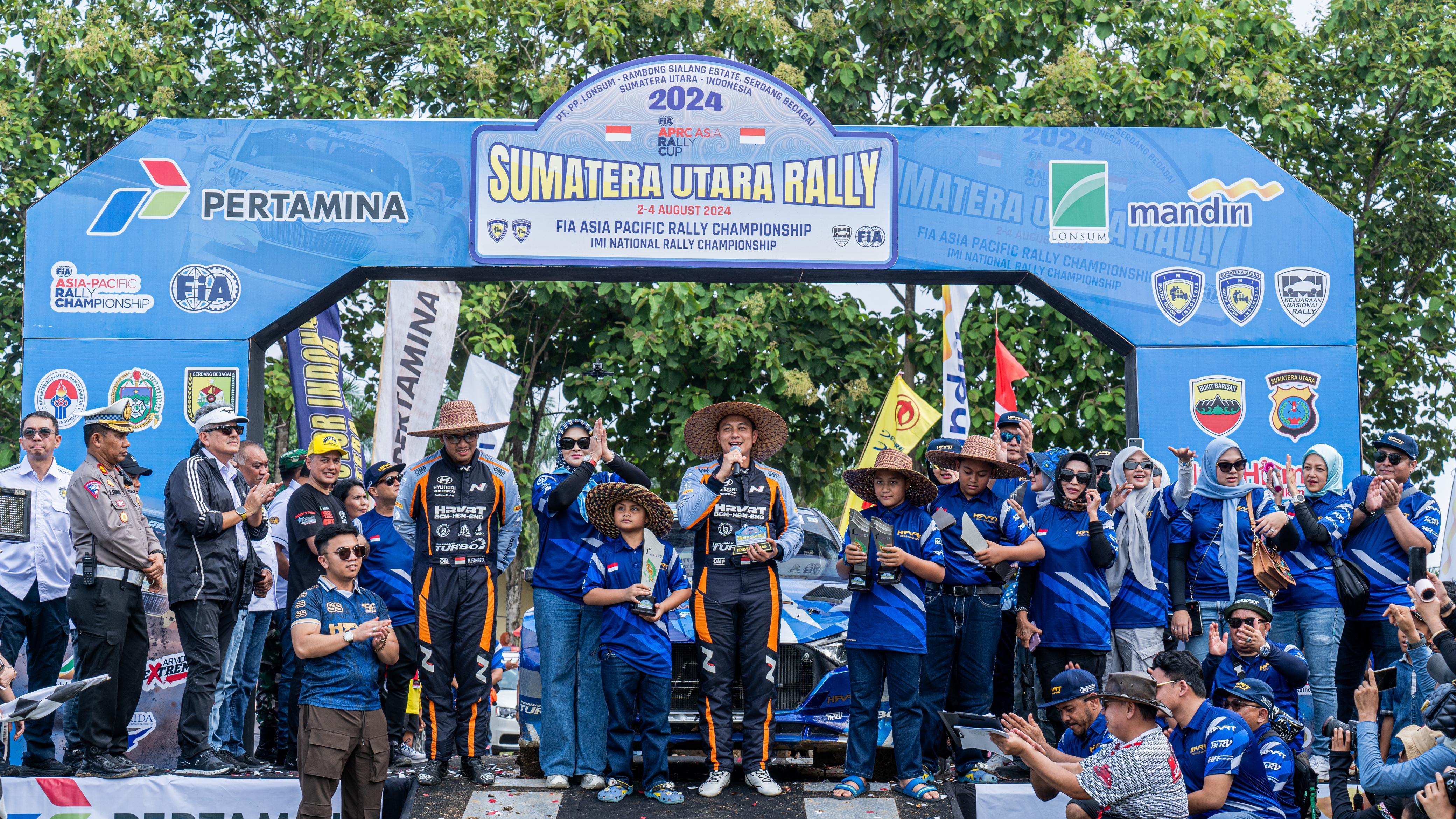 KHAS BANJAR:Pereli Kabupaten Tapin, H Rihans Variza dan co-driver Fahrezi Fadh mengenakan topi purun di event Sumatera Utara Rally 2024, Agustus lalu.(Foto:Rahman Nor Wahyudi untuk Radar Banjarmasin)