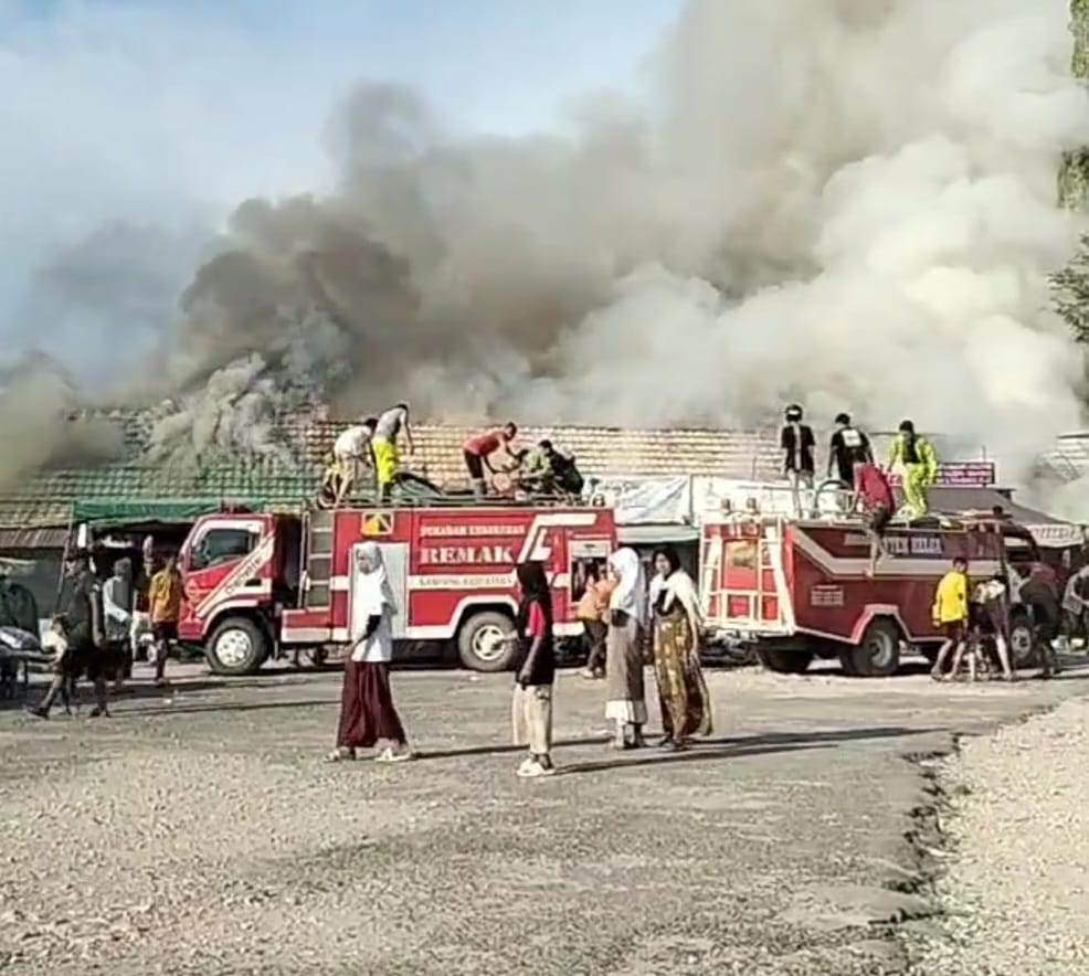 TERBAKAR:Pemadam kebakaran berupaya menjinakkan api yang membakar bangunan di Terminal Kelua, Kamis (26/9/2024) sore.(Foto:BPBD Tabalong untuk Radar Banjarmasin)