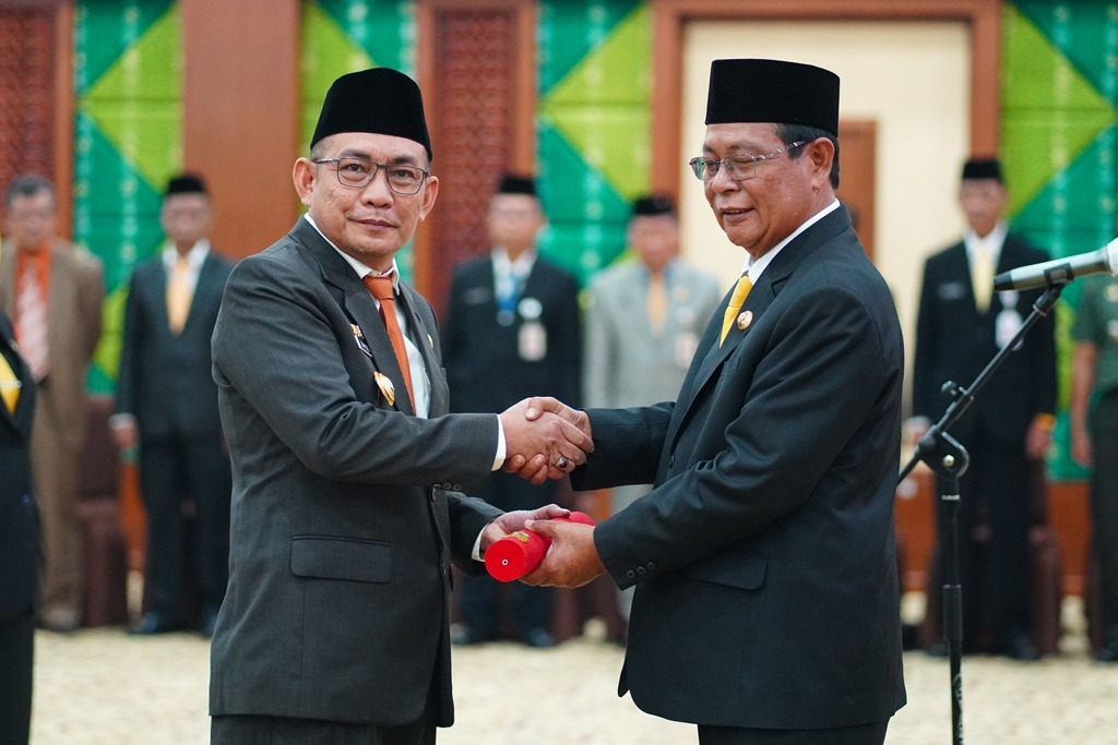 DILANTIK : Gubernur Kalsel Sahbirin Noor (kanan) mengukuhkan Kepala Inspektorat Kalsel Akhmad Fydayeen sebagai Pjs Bupati Banjar. (MC BANJAR UNTUK RADAR BANJARMASIN)