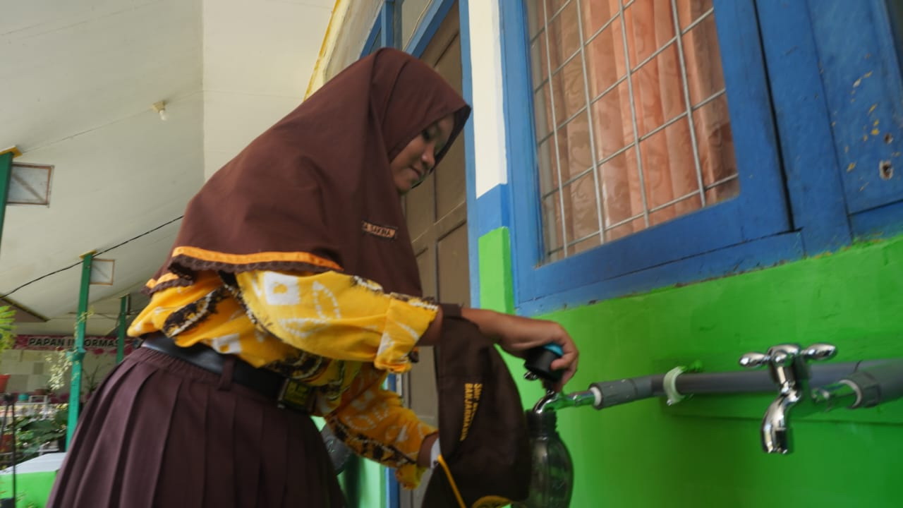 FILTER: Siswi SMPN 29 mengisi tumbler dari keran yang telah menggunakan fi lterisasi.