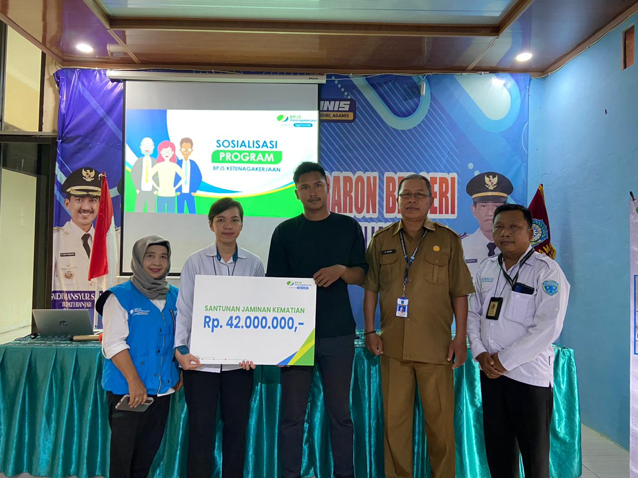 SANTUNAN: BPJS Ketenagakerjaan menyerahkan santunan kepada ahli waris ketua RT di Pengaron