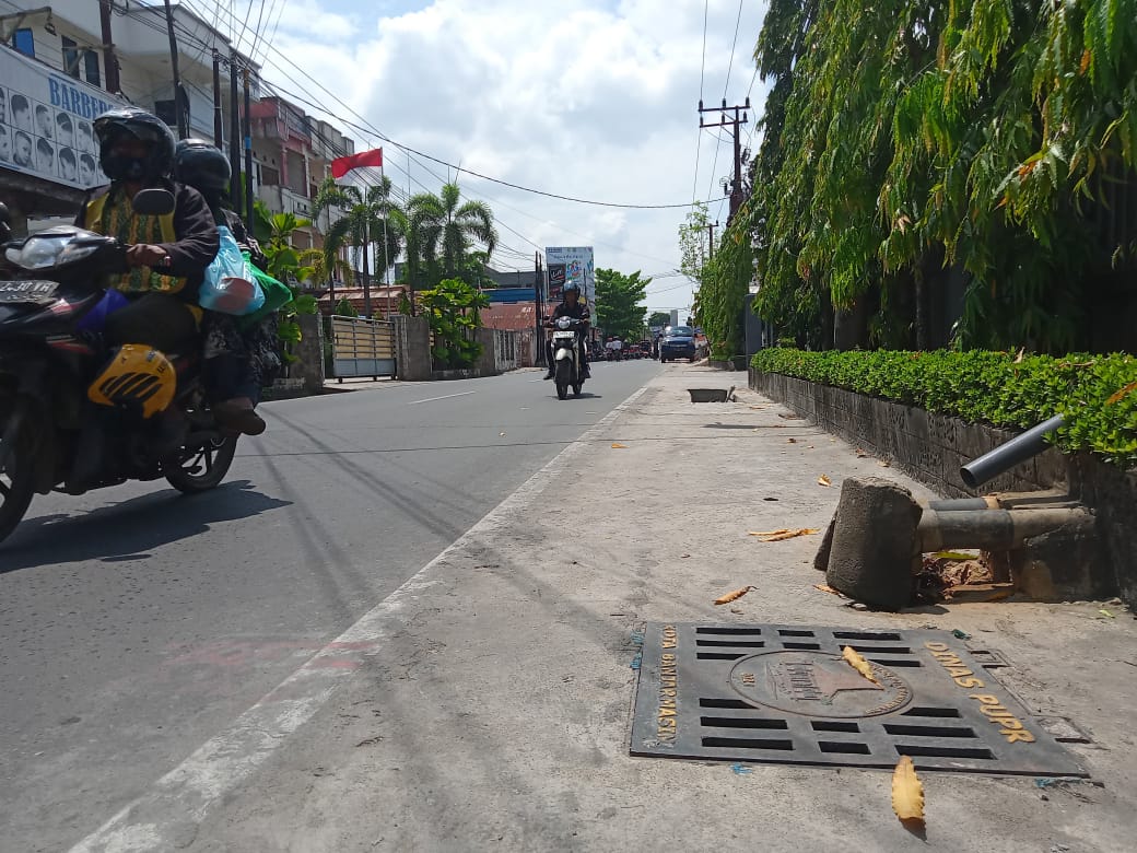 RAWAN CALAP:Proyek peningkatan drainase di Kampung Melayu menuai kritik dari warga setempat.(foto:Riyad Dafhi Rizki/Radar Banjarmasin)