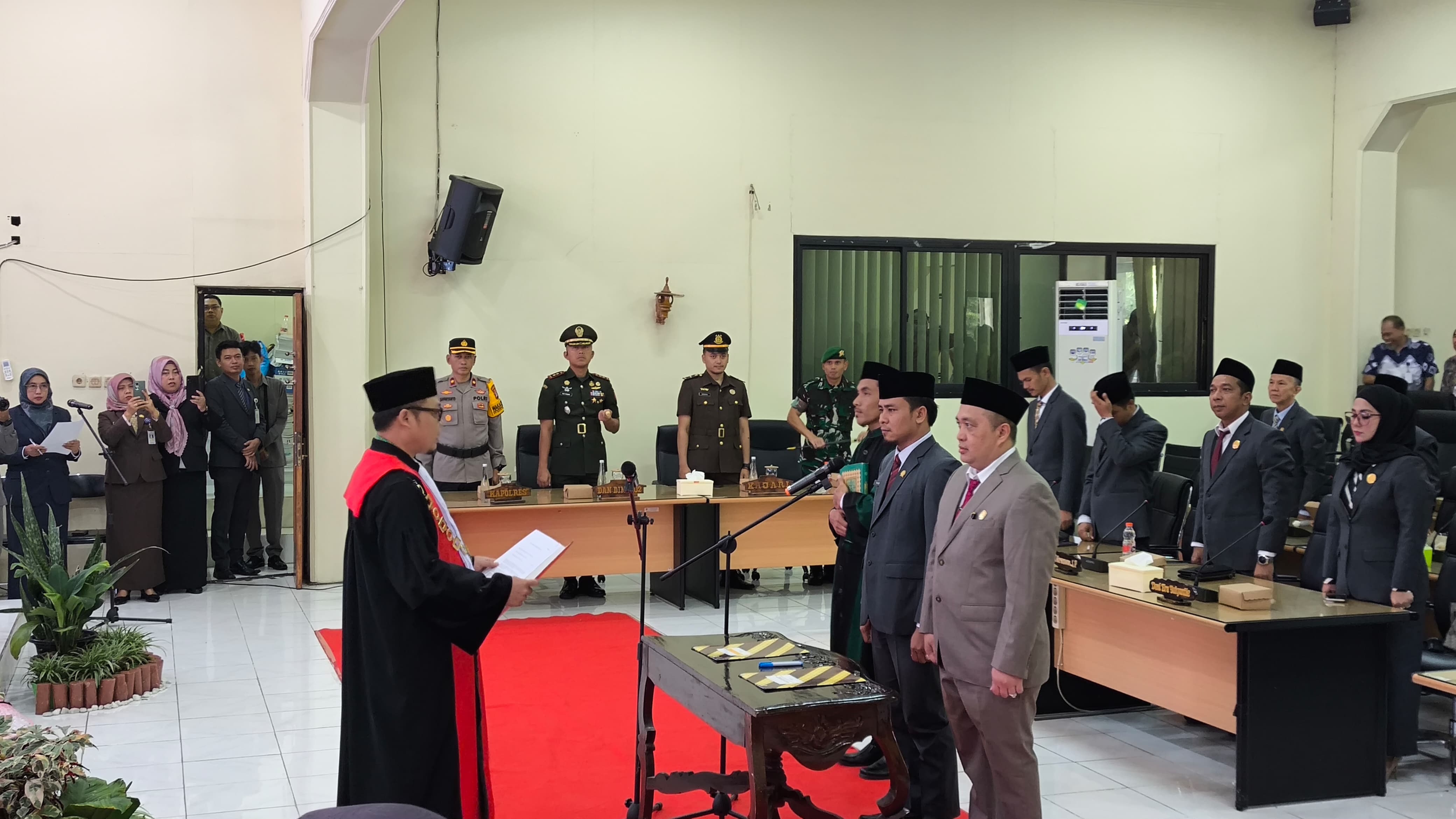 DEFINITIF:Ketua DPRD Kabupaten HST, H Hendra Suriadi (jas krem), politisi partai Golkar. Selanjutnya Wakil Ketua I dijabat oleh Tajudin, dari partai Gerindra.(Foto:Jamaluddin/Radar Banjarmasin)