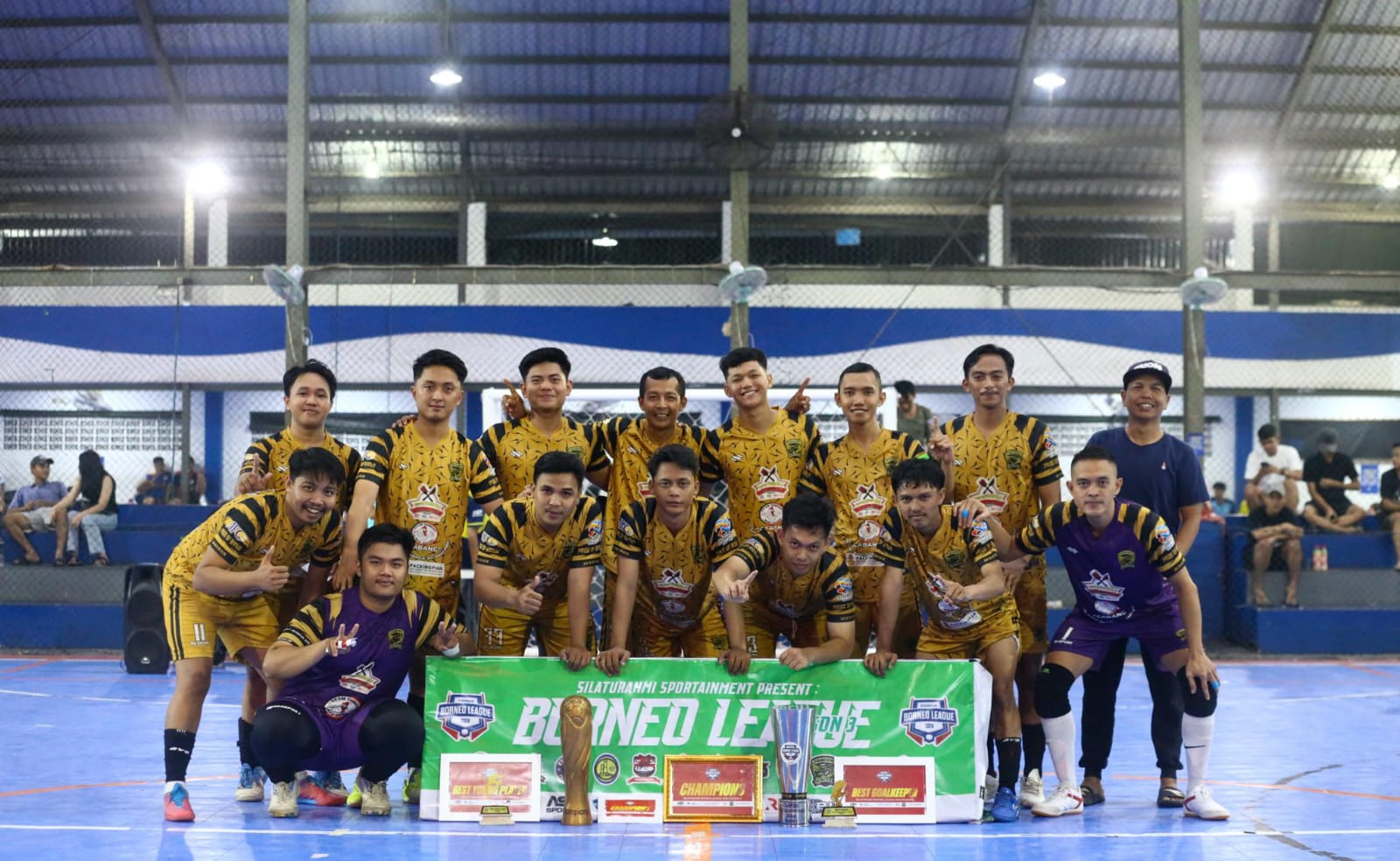 JUARA:Pandawa United berhasil menjadi kampiun Silaturahmi Borneo League (SBL) Season 3 di Borneo Indoor Futsal Banjarmasin, Kamis (26/9/2024).(Foto:M Idris Jian Sidik/Radar Banjarmasin)