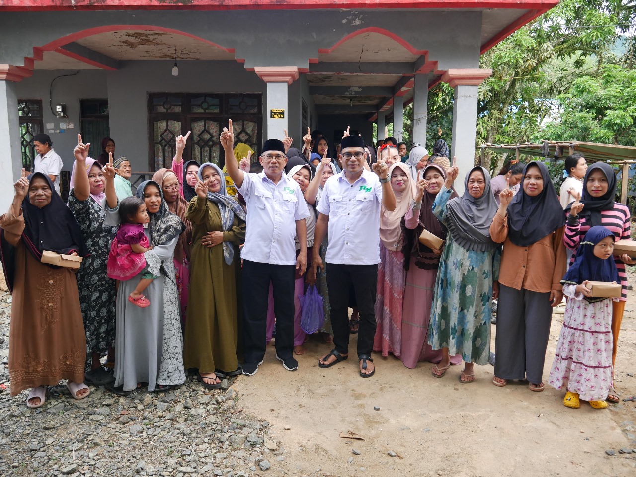 DUKUNGAN: Pasangan Calon Bupati dan Wakil Bupati Kotabaru nomor urut 1, H Rusli-Syairi Mukhlis, mendapat dukungan dari warga Dea Gunung Ulin, Kecamatan Pulau Laut Utara, Kotabaru.