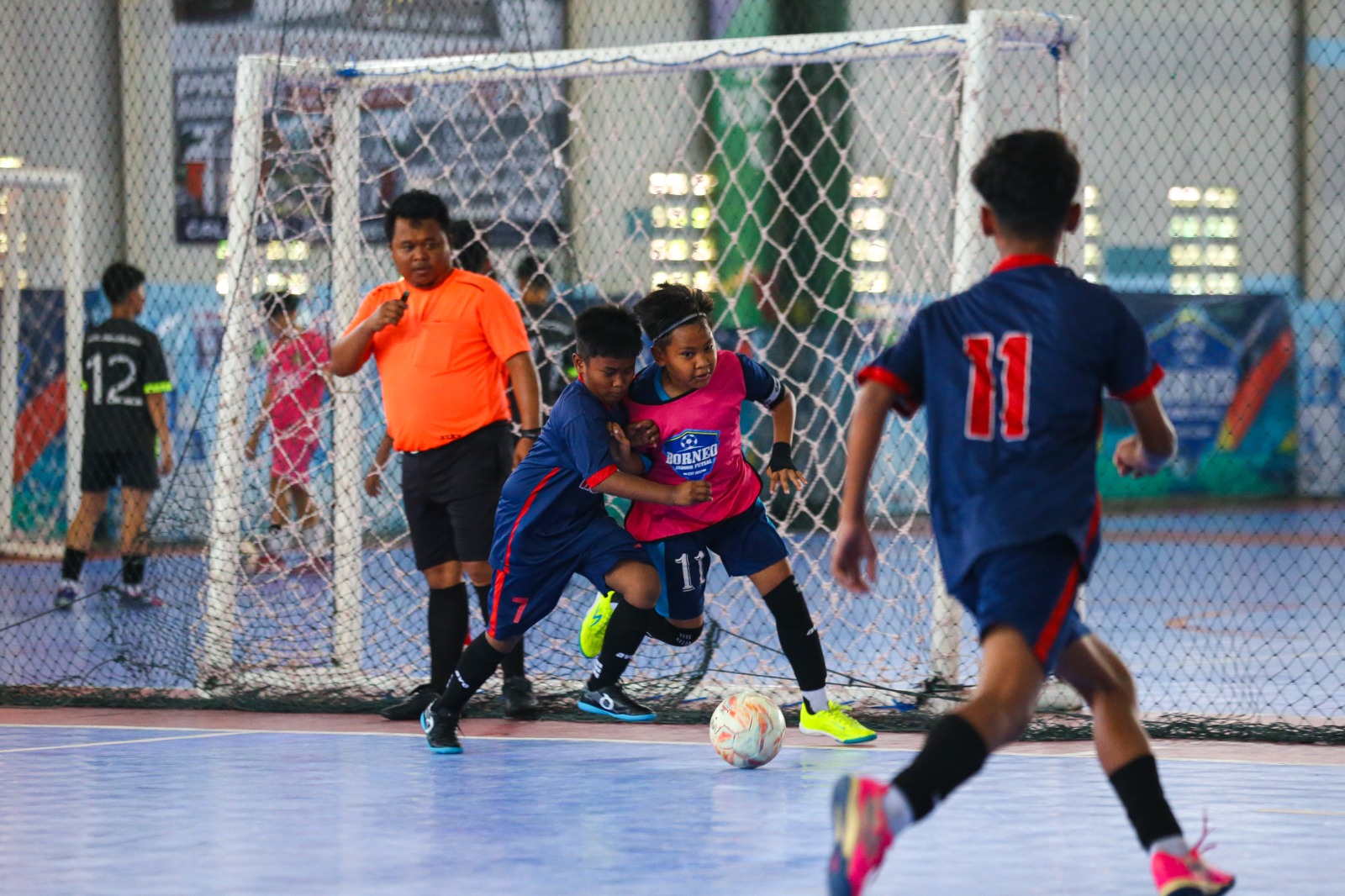 SENGIT:Suasana pertandingan futsal Pelajar Futsal Cup 2024 di Borneo Indoor Futsal Banjarmasin, Sabtu (28/9/2024).(Foto:M Idris Jian Sidik/Radar Banjarmasin)