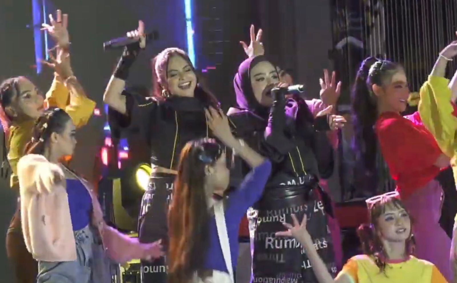 MERIAH:Konser Artis T2 di Siring Laut Kotabaru di puncak acara Festival Fashion Week 2024, Sabtu (28/9/2024) malam.(Foto:Disparpora Kotabaru/Radar Banjarmasin)