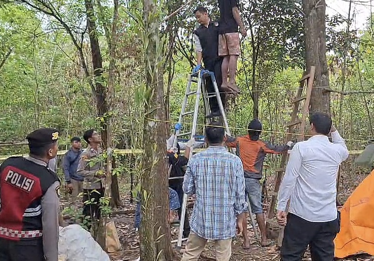 TKP: Pria berinisial JMM (30) ditemukan tergantung di pohon akasia di kawasan Guntung Manggis, Banjarbaru.