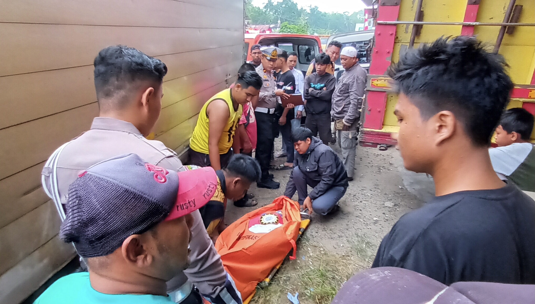 KECELAKAAN MAUT: Jenazah YA (17) dievakuasi dari lokasi kecelakaan di Tanjung, Tabalong, Senin (30/9/2024) pagi.