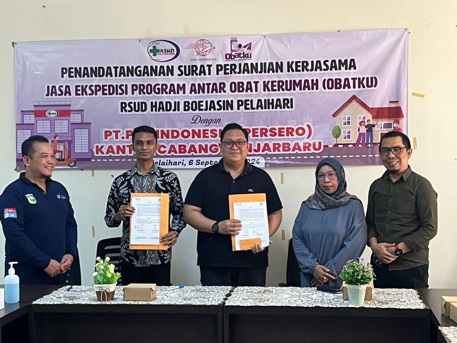 MUDAH : Direktur RSUD Hadji Boejasin Pelaihari drg Budi Rukhiyat (tengah baju hitam) foto bersama usai melakukan penandatanganan kerjasama dengan PT Pos Indonesia Kanca Banjarbaru