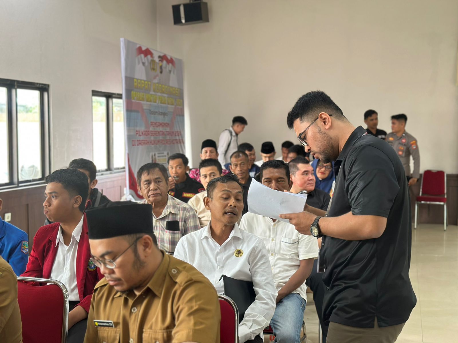 MINTA PENDAPAT:Tim Puslitbang Polri menanyakan pandangan organisasi masyarakat Kotabaru terhadap Polri.(Foto:Humas Polres Kotabaru)