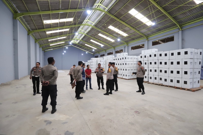 TINJAU: Wakapolresta Banjarmasin AKBP Arwin Wientema saat meninjau gedung logistik KPU di Jalan RK Ilir, Senin (30/9).