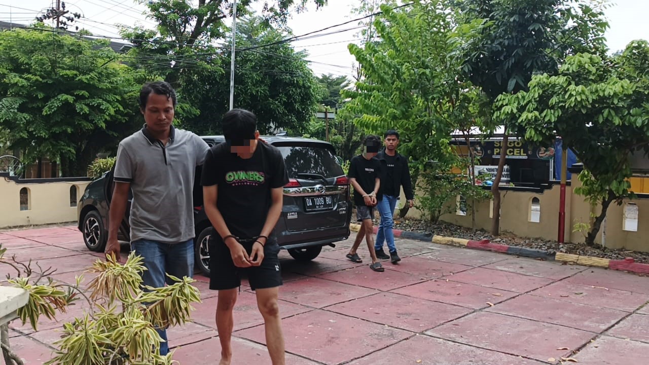 TERTUNDUK: Dua dari Tiga remaja pelaku aksi begal di Jalan Tanjung Rema, Kecamatan Martapura, Kabupaten Banjar berhasil dibekuk Resmob Sat Reskrim Polres Banjar