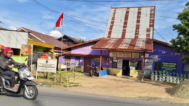 BERTAHAN: Beberapa warga Desa Palampitan Hilir masih setia menjadi perajin lampit.
