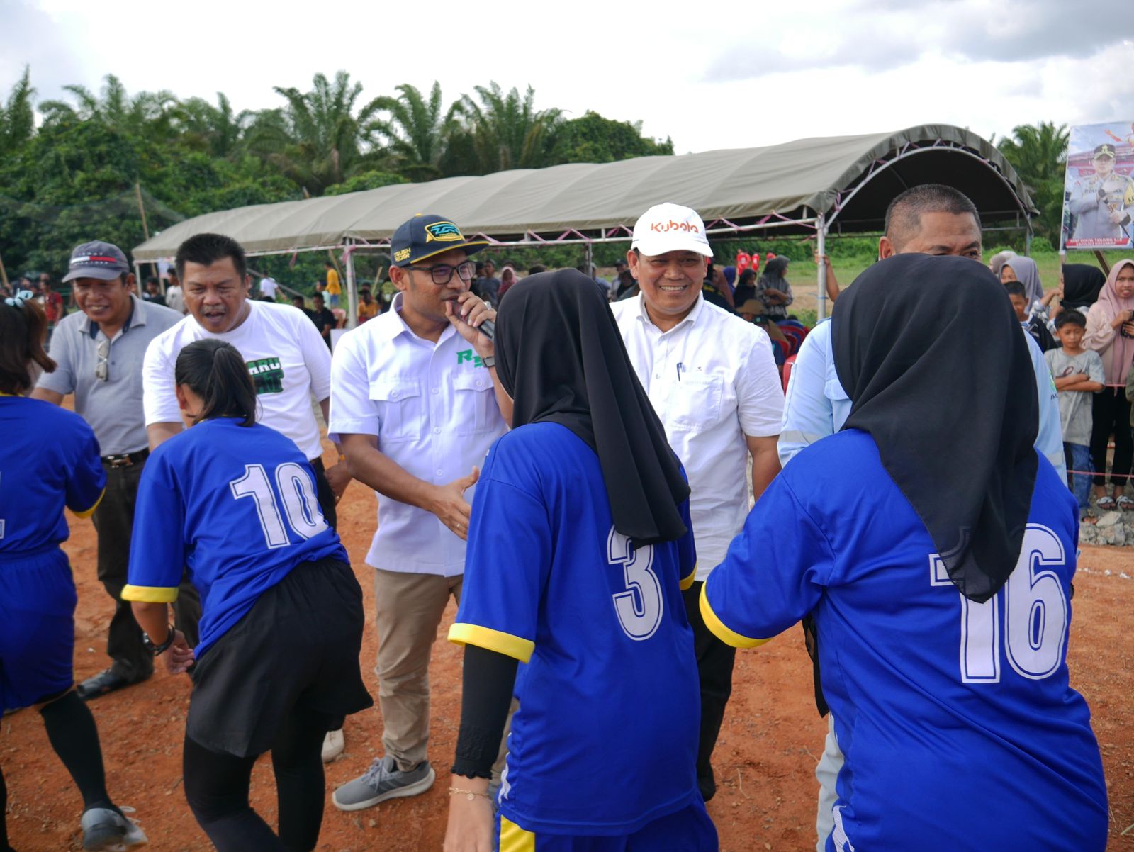 BERI DUKUNGAN: Calon Wakil Bupati Kotabaru, Syairi Mukhlis saat menghadiri turnamen mini soccer usia 12-14 tahun, di Kecamatan Pulau Laut Barat dalam rangka HUT RI ke-79