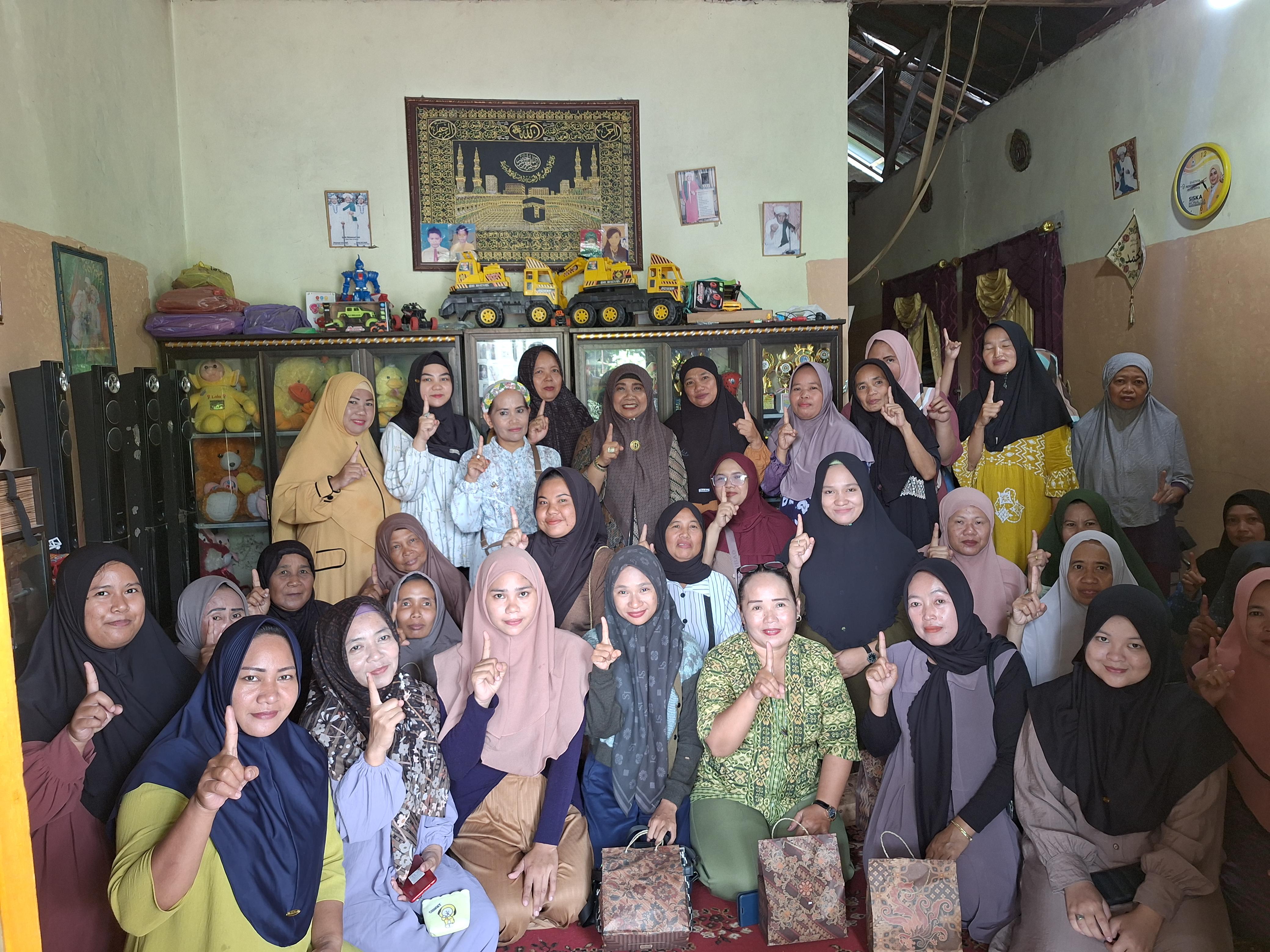 Blusukan ke Landasan Ulin Tengah, Liang Anggang Banjarbaru, Tim Pemenangan pasangan calon Wali dan Wakil Wali Kota Nomor Urut 1, Lisa - Wartono menyerap aspirasi relawan, Selasa (1/10).
