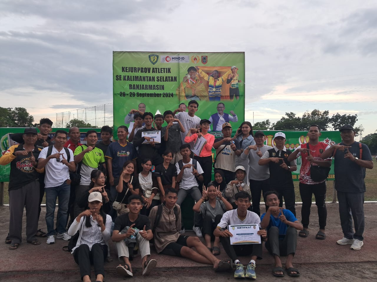 SEMBILAN MEDALI:Para atlet atletik Kabupaten Tabalong menyabet gelar juara umum Kejurprov Atletik Kalsel 2024.(Foto:KONI Tabalong untuk Radar Banjarmasin)