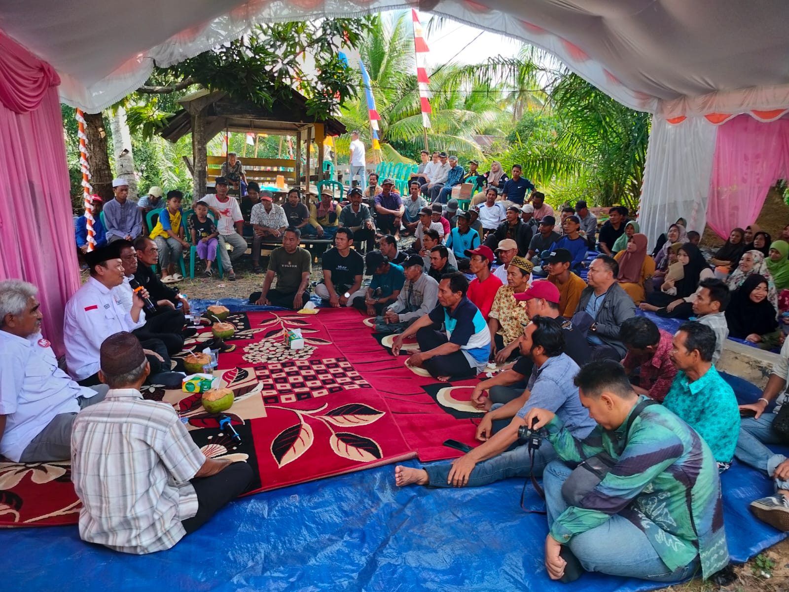 KAMPANYE:Mujiyat dan tim berdialog bersama warga, mendengarkan aspirasi masyarakat Desa Jelapat Baru Sungai Derawan.