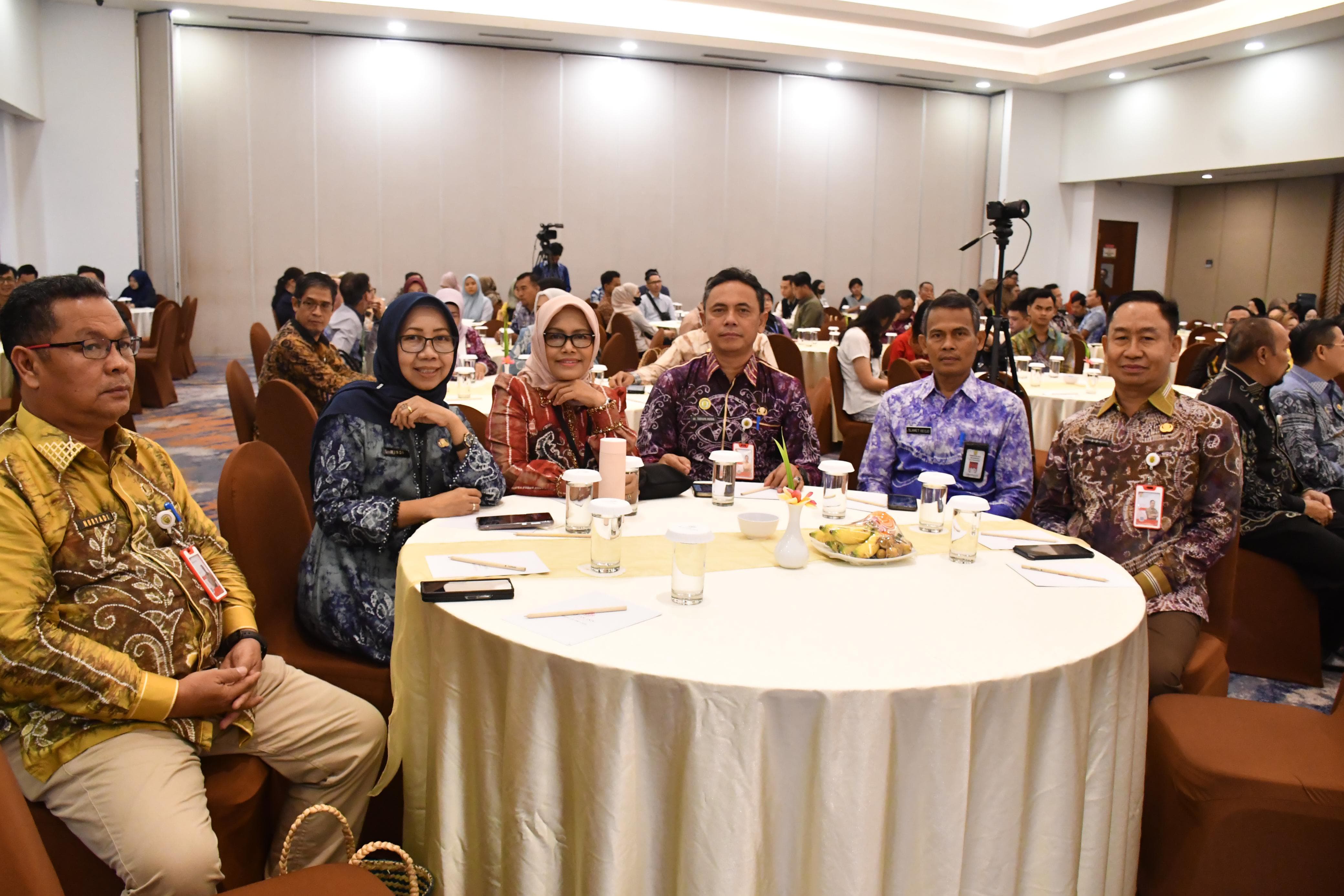 KOMPAK: Pegawai Pemko Banjarmasin memakai sasirangan di Hari Batik Nasional 2024. (PROKOM BANJARMASIN)