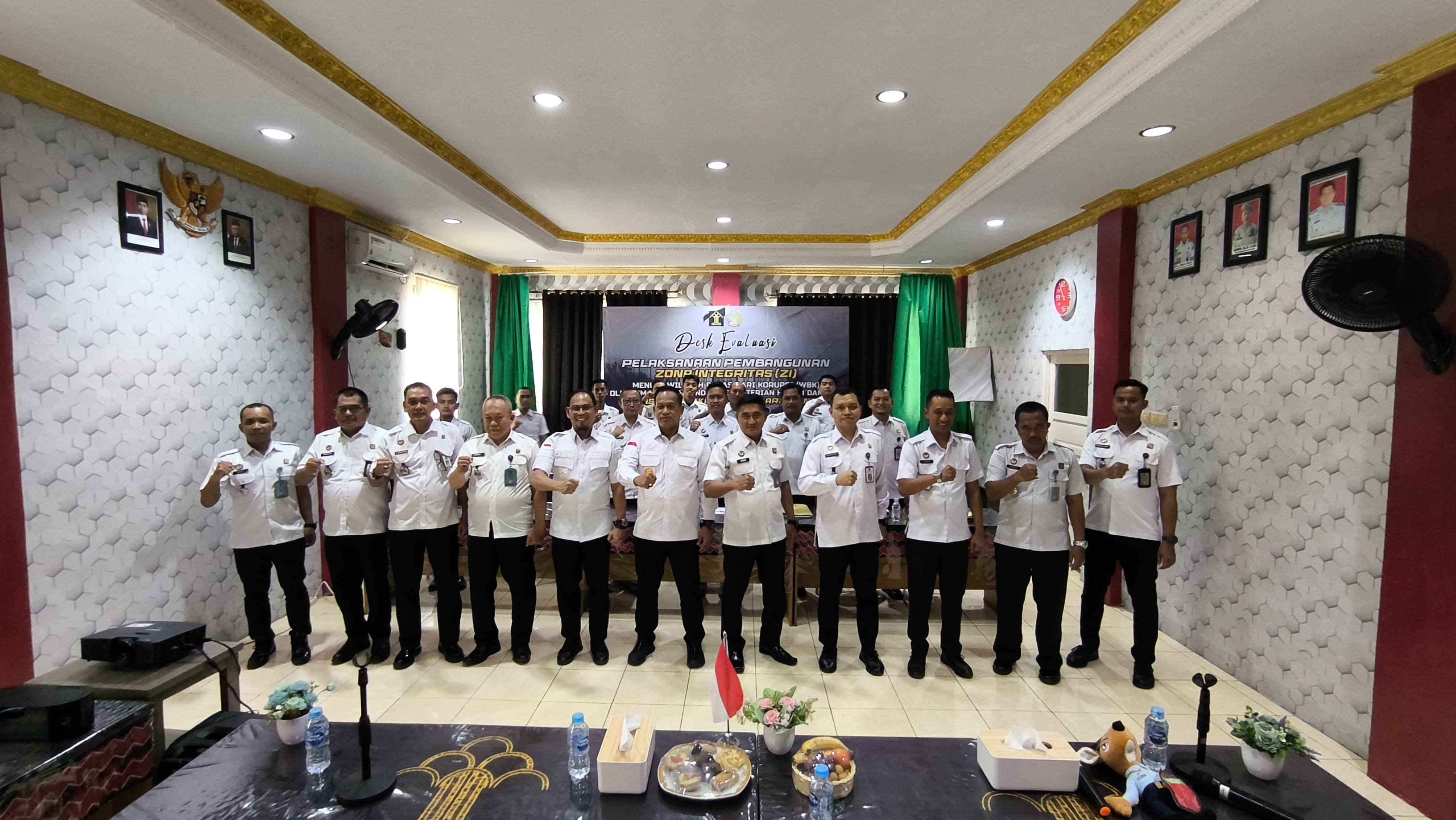 ABADIKAN MOMEN:Kakanwil Kemenkumham Kalsel, Jumadi beserta jajaran dan petugas Lapas Narkotika Kelas IIA Karang Intan berfoto bersama.