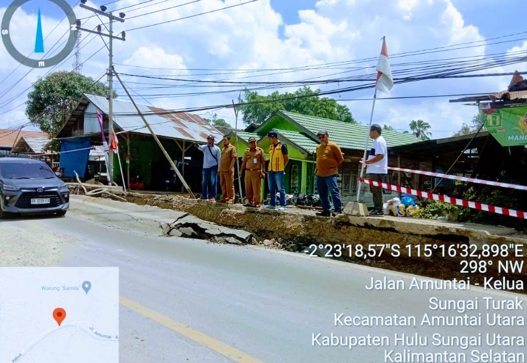 FENOMENA:Badan jalan Trans Kalimantan Sungai Turak- Kelua mengalami penurunan, kendaraan yang melintas harus ekstra hati-hati.(Foto:M Akbar/Radar Banjarmasin)