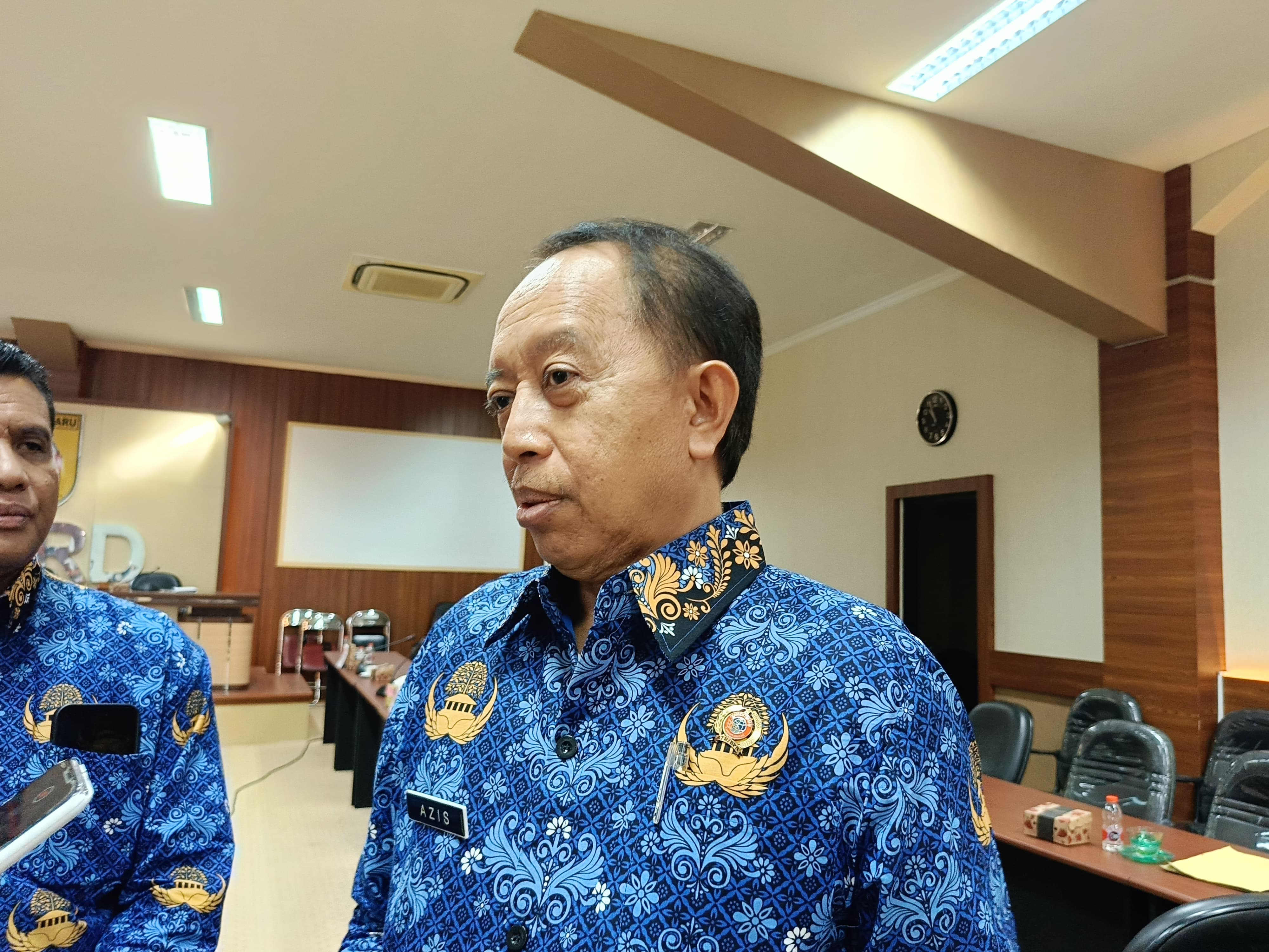 BERI KETERANGAN: Kanwil ATR/BPN Kalsel Abdul Aziz saat menyampaikan keterangan mengenai sengketa lahan warga transmigrasi Gunung Kupang. (Foto: Sheilla Farazela/Radar Banjarmasin)
