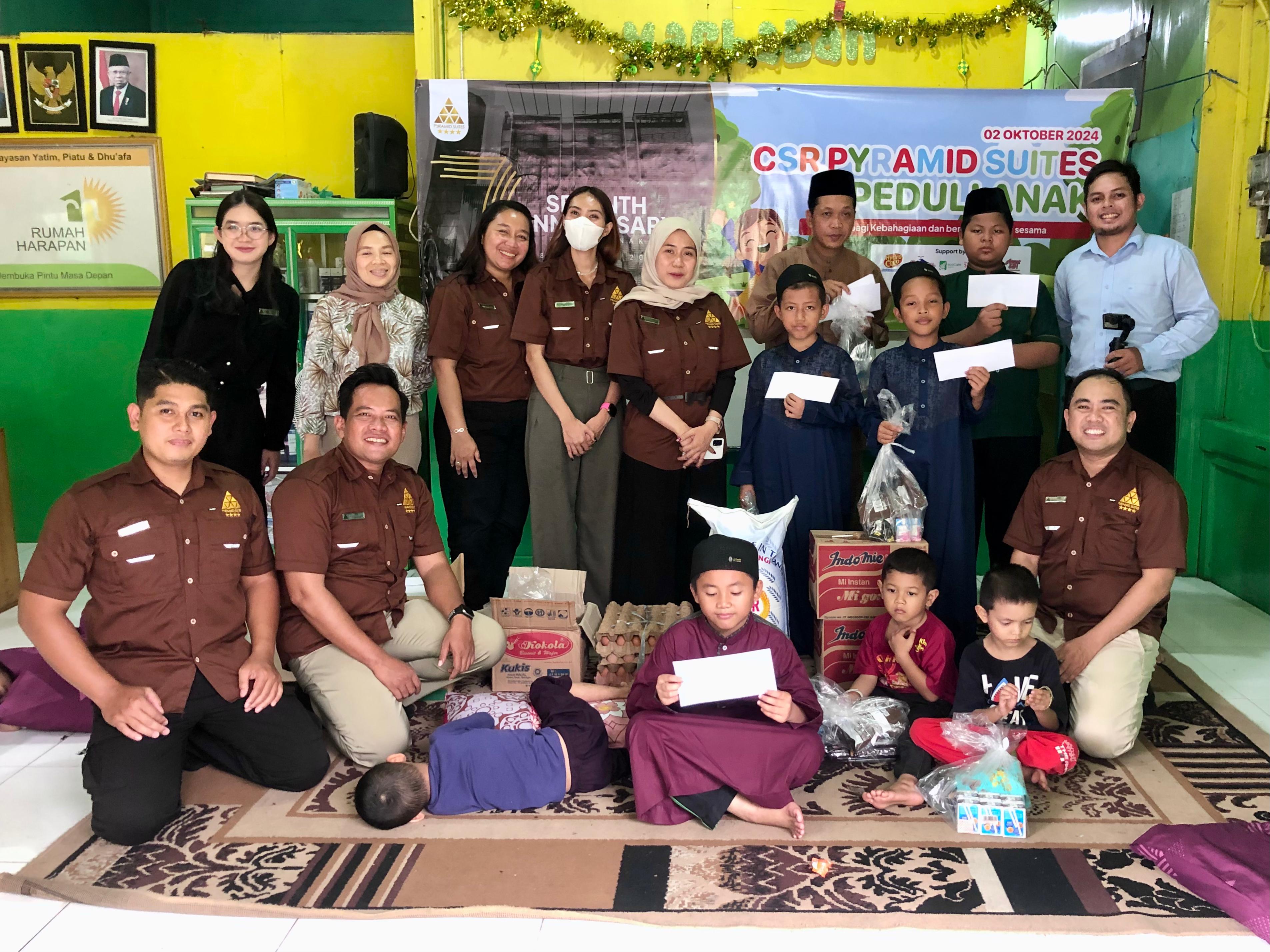 BERBAGI: Manajemen Pyramid Suites Hotel berkunjung ke Asrama Yatim Rumah Harapan di Jalan Piere Tendean, Kota Banjarmasin, Rabu (2/10).&nbsp;